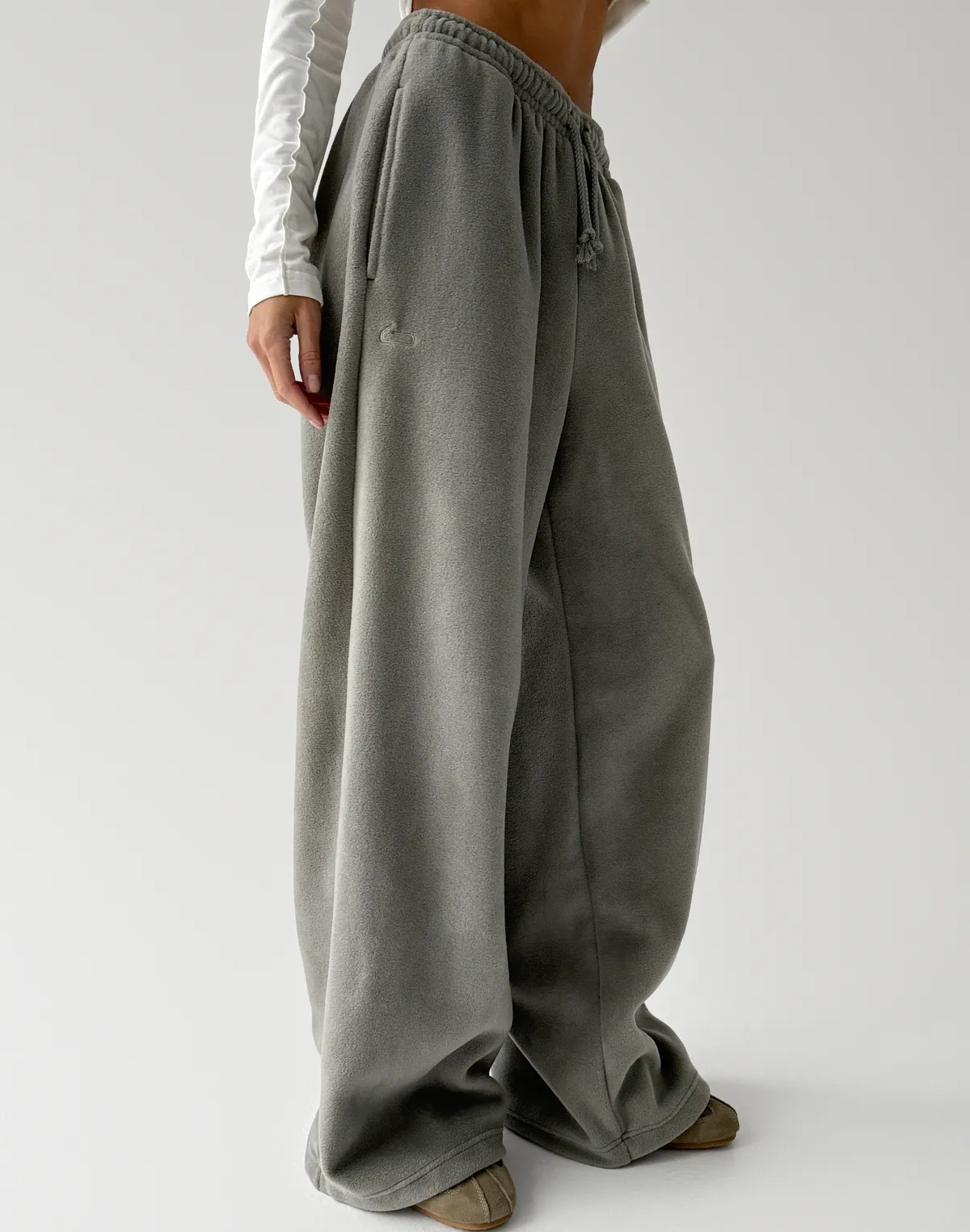 Damskie spodnie dresowe polarowe – luźny krój, ciepły szary - Фото 8
