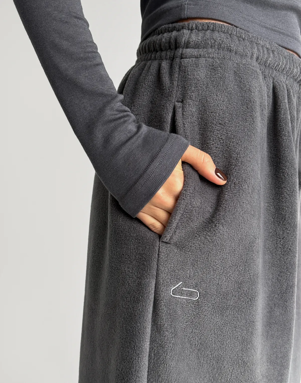 Damskie spodnie dresowe polarowe – luźny krój, ciemny szary - Фото 8
