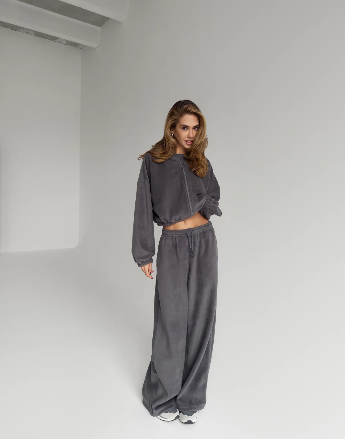 Fleecowa bluza zapinana na zamek o luźnym kroju ze ściągaczem, ciemny szary - Фото 7