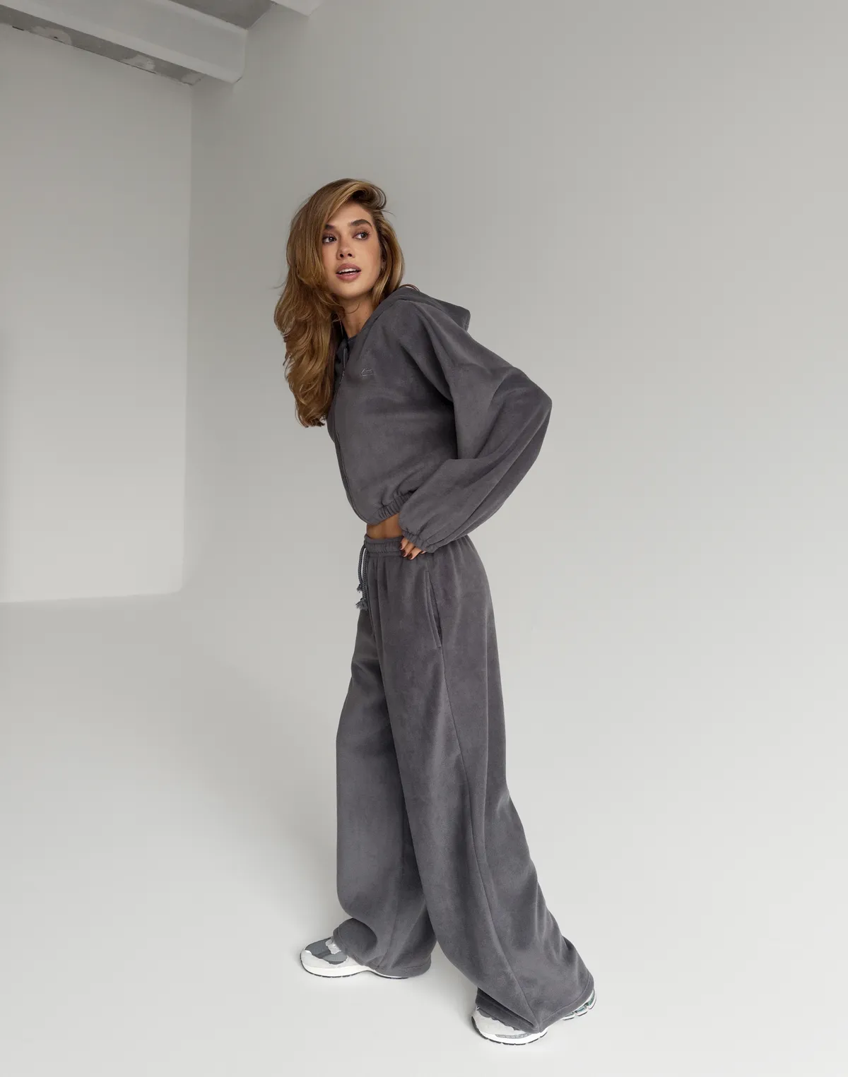 Fleecowa bluza zapinana na zamek o luźnym kroju ze ściągaczem, ciemny szary - Фото 6