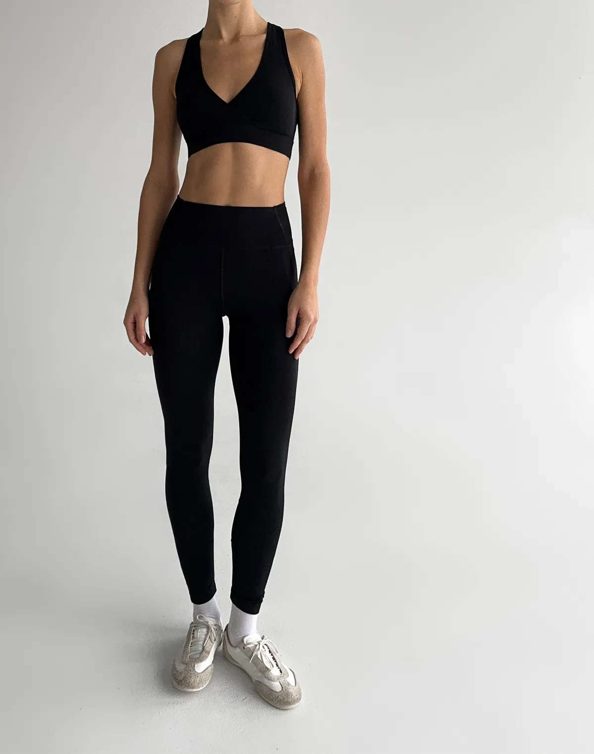 Komplet sportowy: top z krzyżowanymi miseczkami i legginsy z termiczną podszewką, czarne - Фото 1