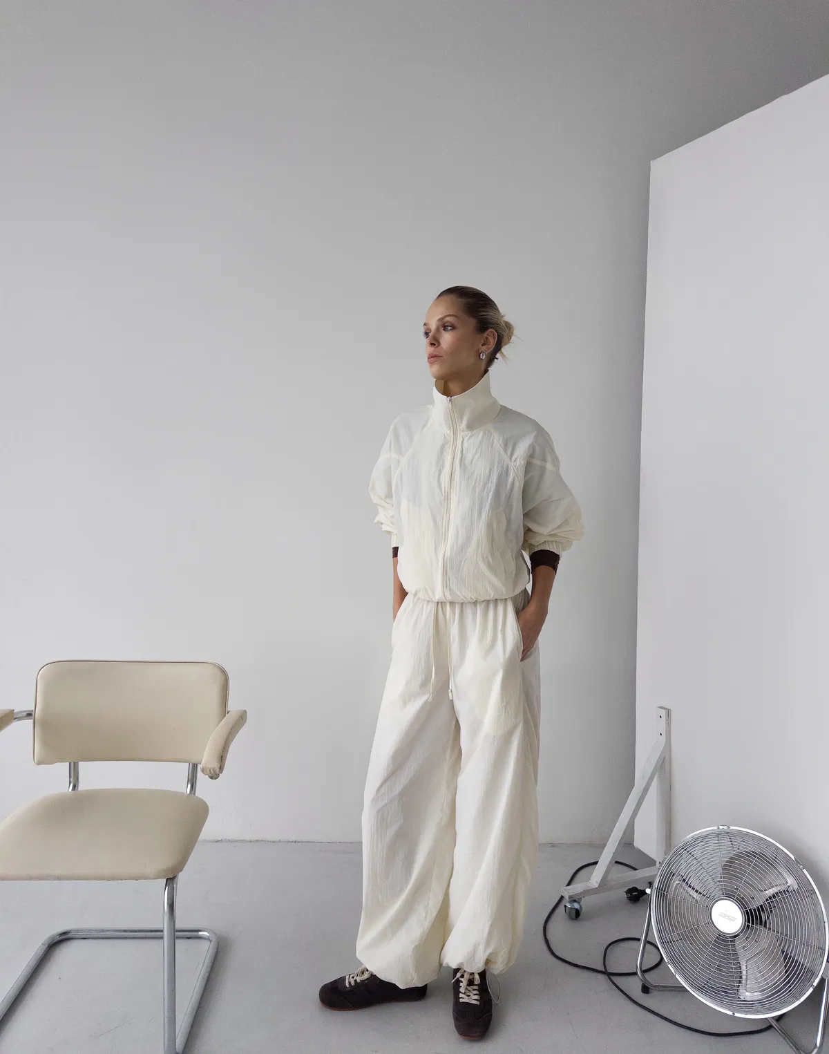 Комплект з плащової тканини зіпер та штани із затяжкою знизу, молочні - Фото 1