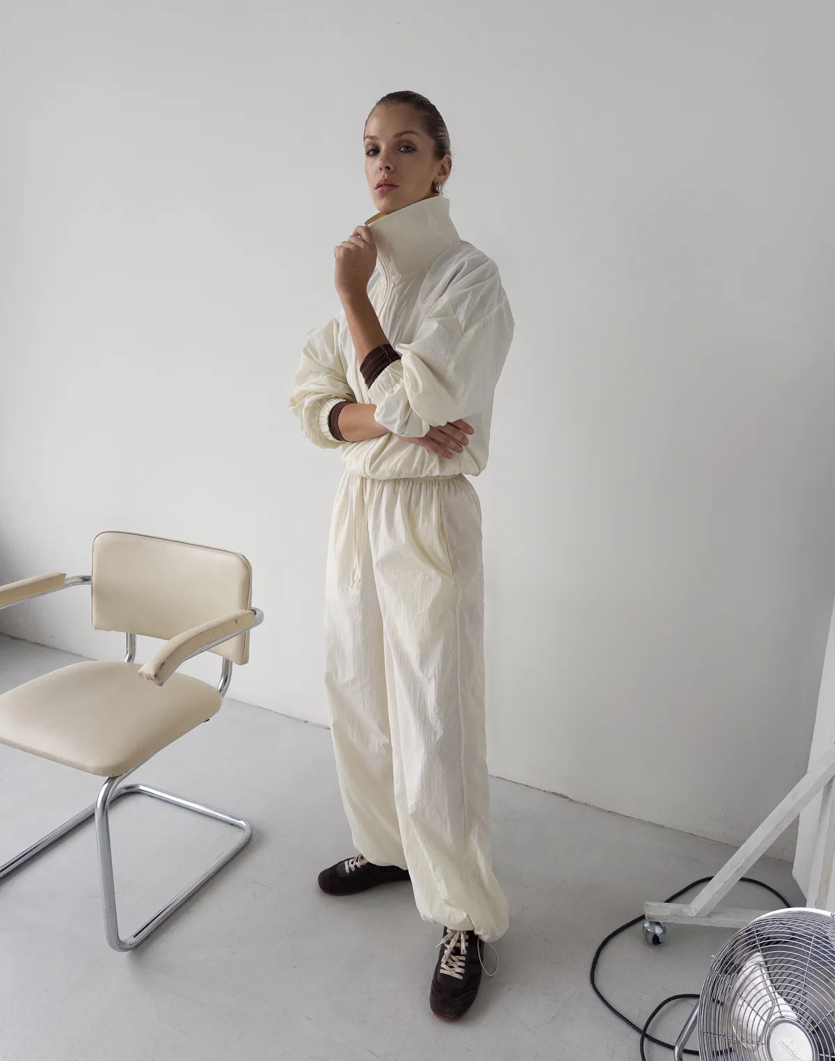 Штани з плащової тканини із затяжкою знизу, молочні - Фото 7