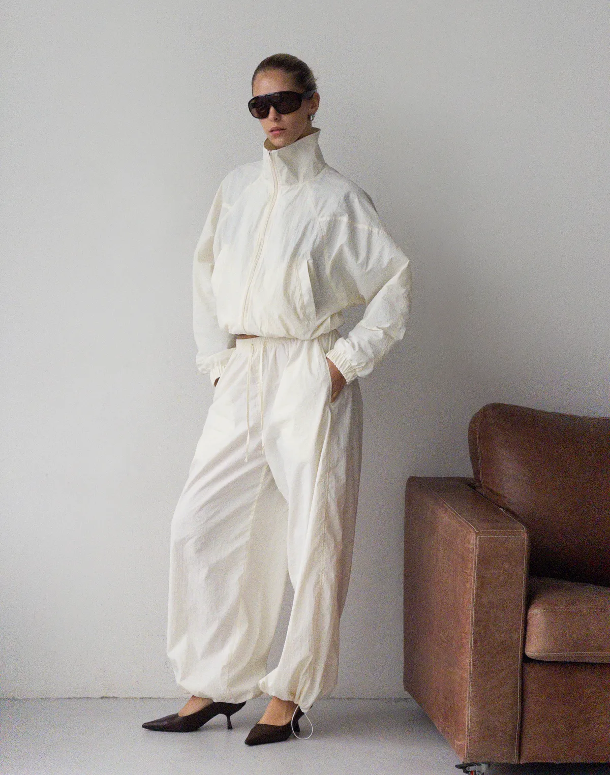 Комплект з плащової тканини зіпер та штани із затяжкою знизу, молочні - Фото 6