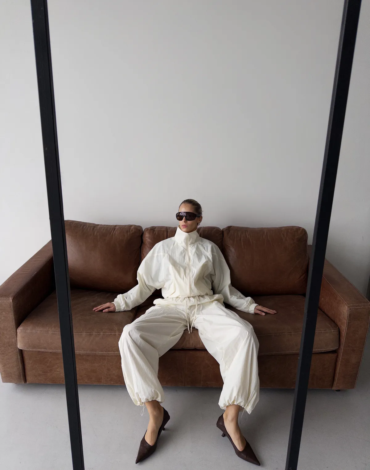 Комплект з плащової тканини зіпер та штани із затяжкою знизу, молочні - Фото 8