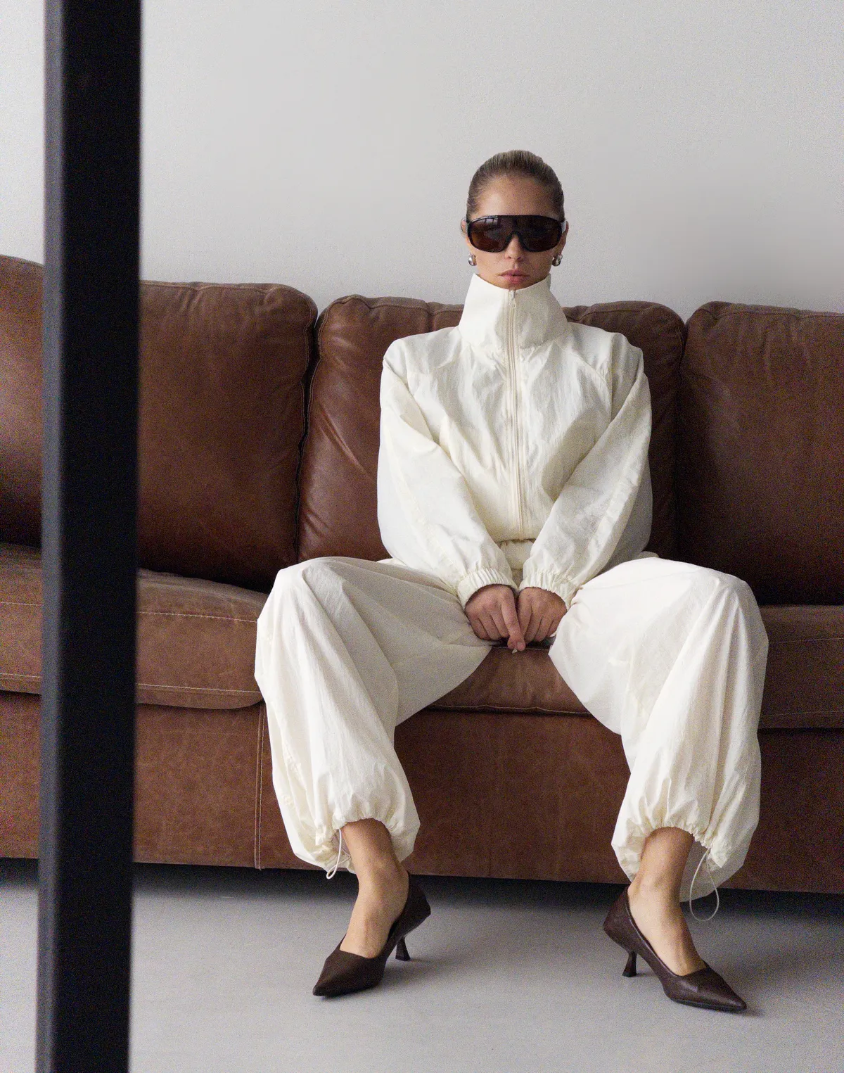 Комплект з плащової тканини зіпер та штани із затяжкою знизу, молочні - Фото 3