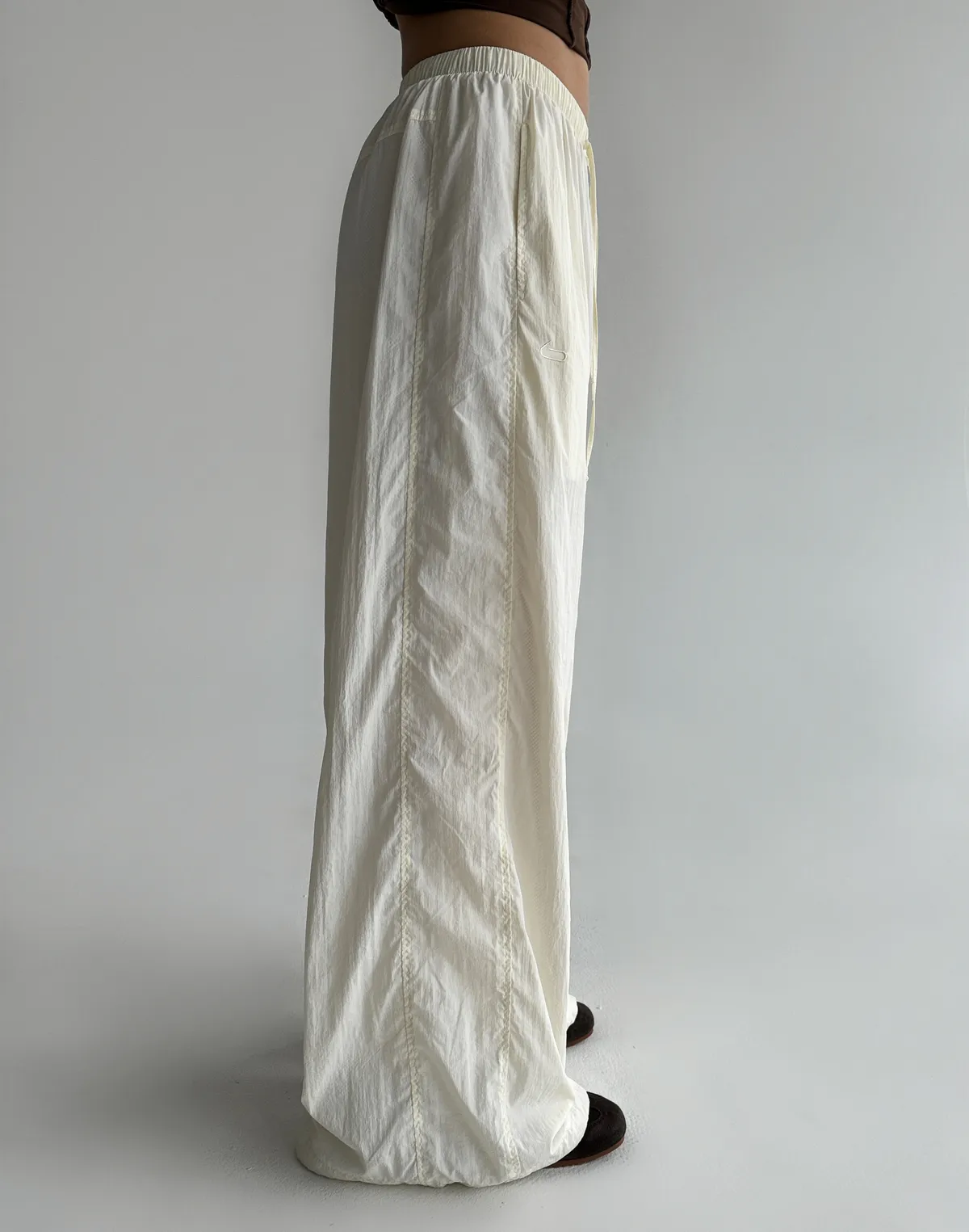 Штани з плащової тканини із затяжкою знизу, молочні - Фото 5