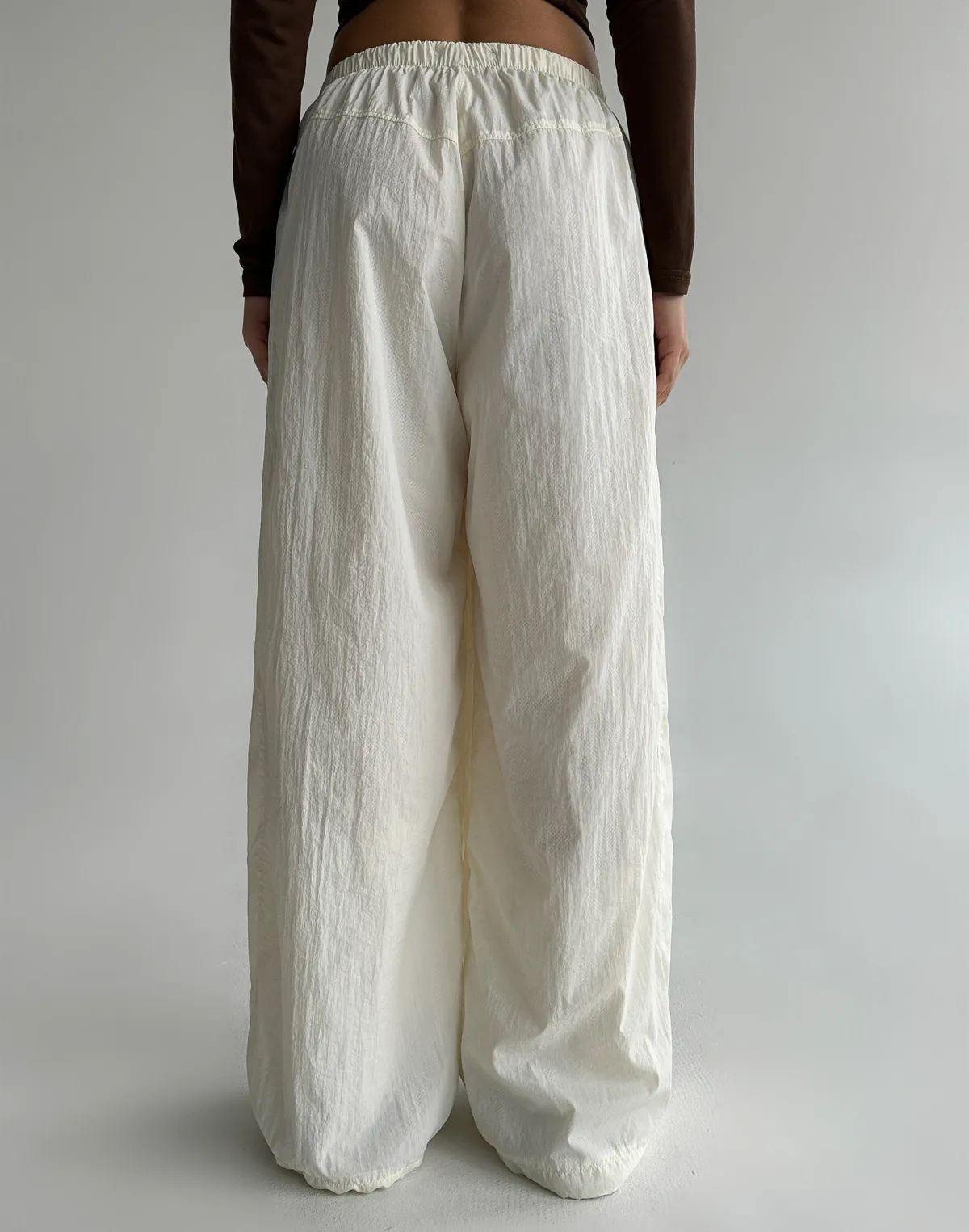 Штани з плащової тканини із затяжкою знизу, молочні - Фото 2