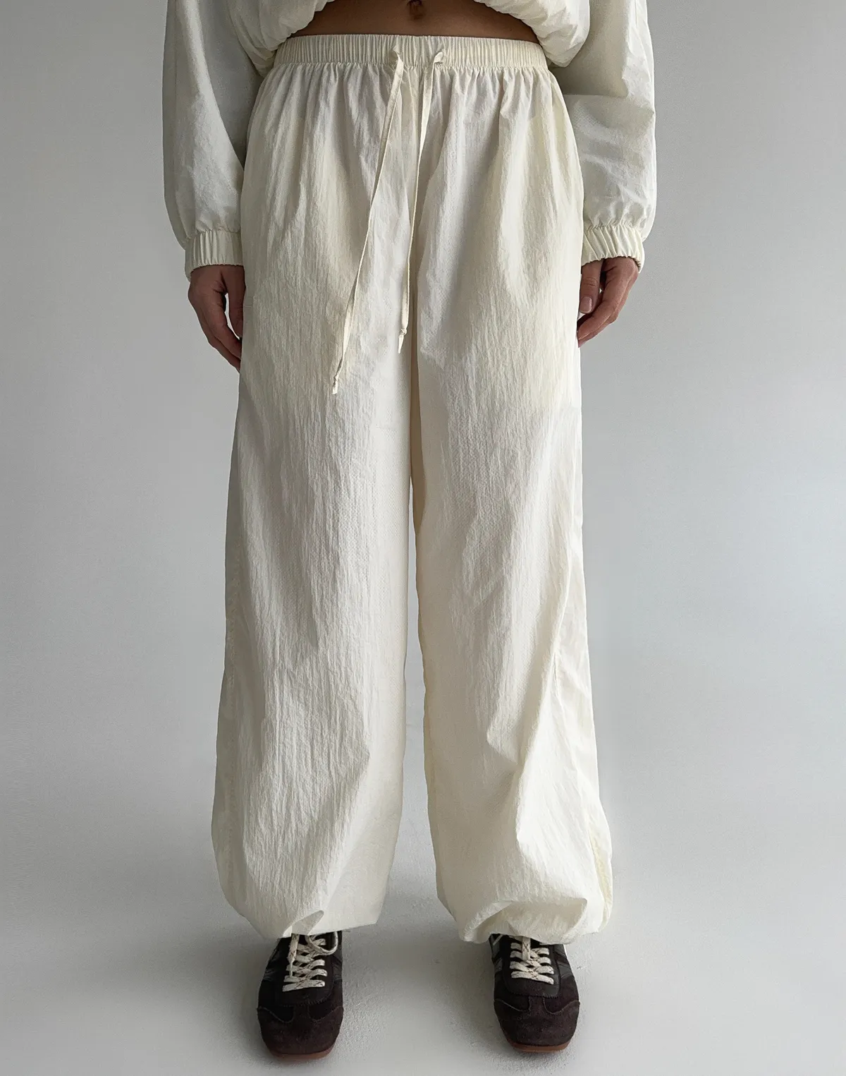 Штани з плащової тканини із затяжкою знизу, молочні - Фото 1