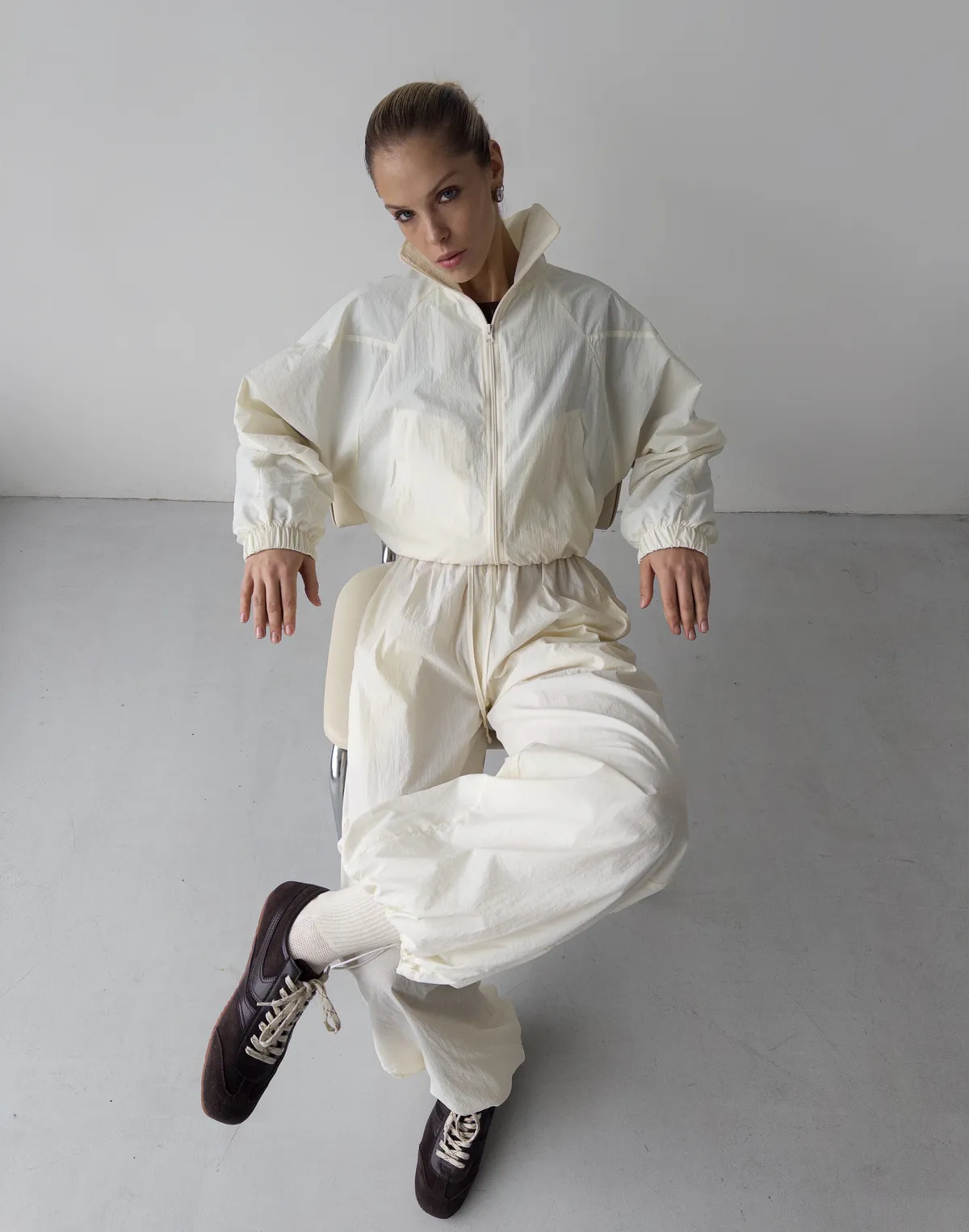 Штани з плащової тканини із затяжкою знизу, молочні - Фото 3