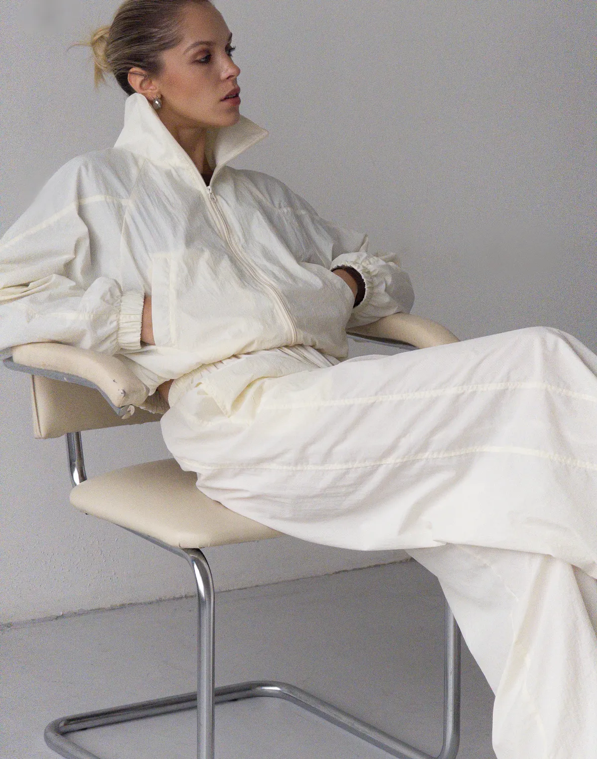 Штани з плащової тканини із затяжкою знизу, молочні - Фото 8