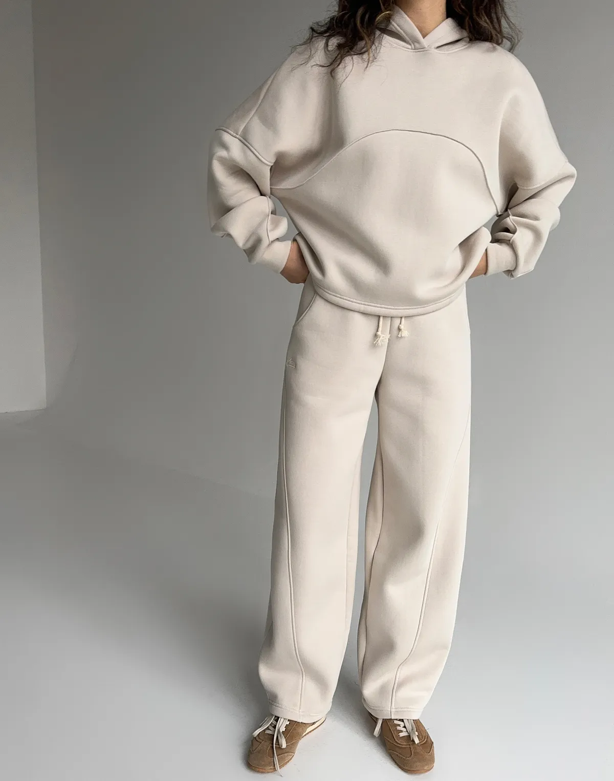 Комплект з начосом худі з декоративним швом та штани вільного прямого крою, пудрові - Фото 1