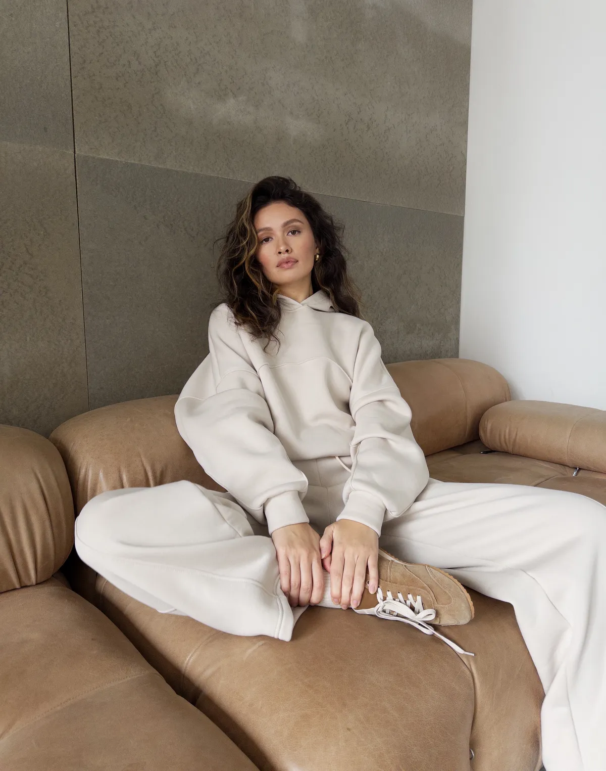 Штани з начосом вільного прямого крою, пудрові - Фото 7