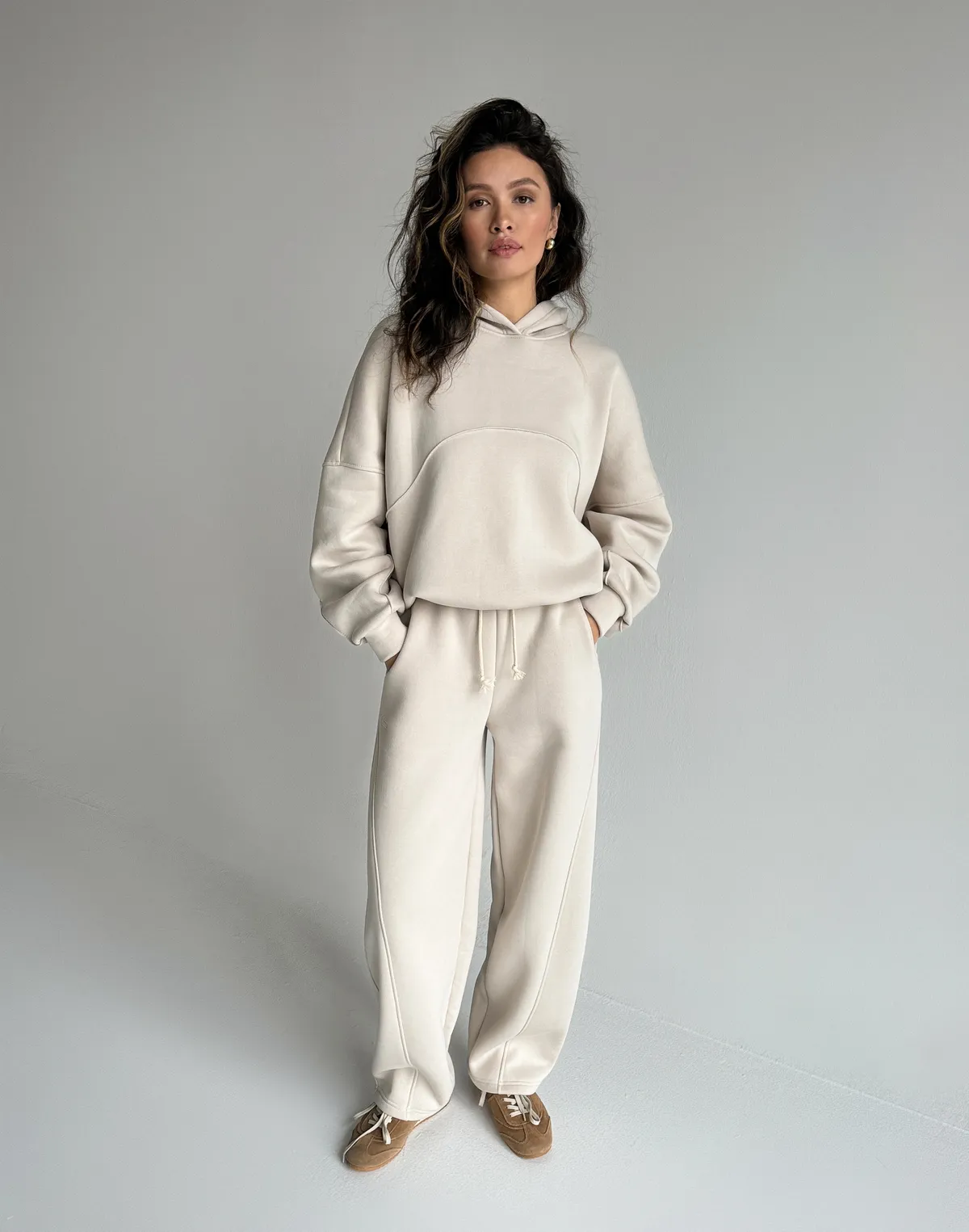 Комплект з начосом худі з декоративним швом та штани вільного прямого крою, пудрові - Фото 6