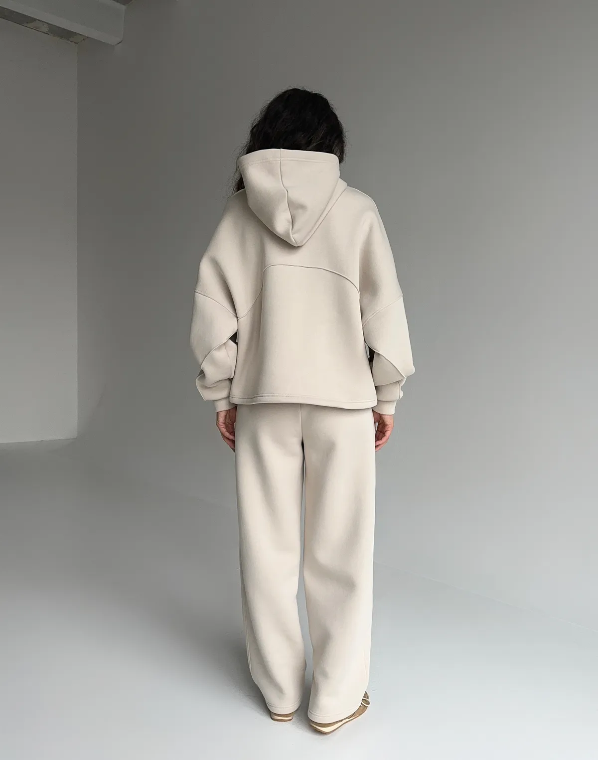 Комплект з начосом худі з декоративним швом та штани вільного прямого крою, пудрові - Фото 2