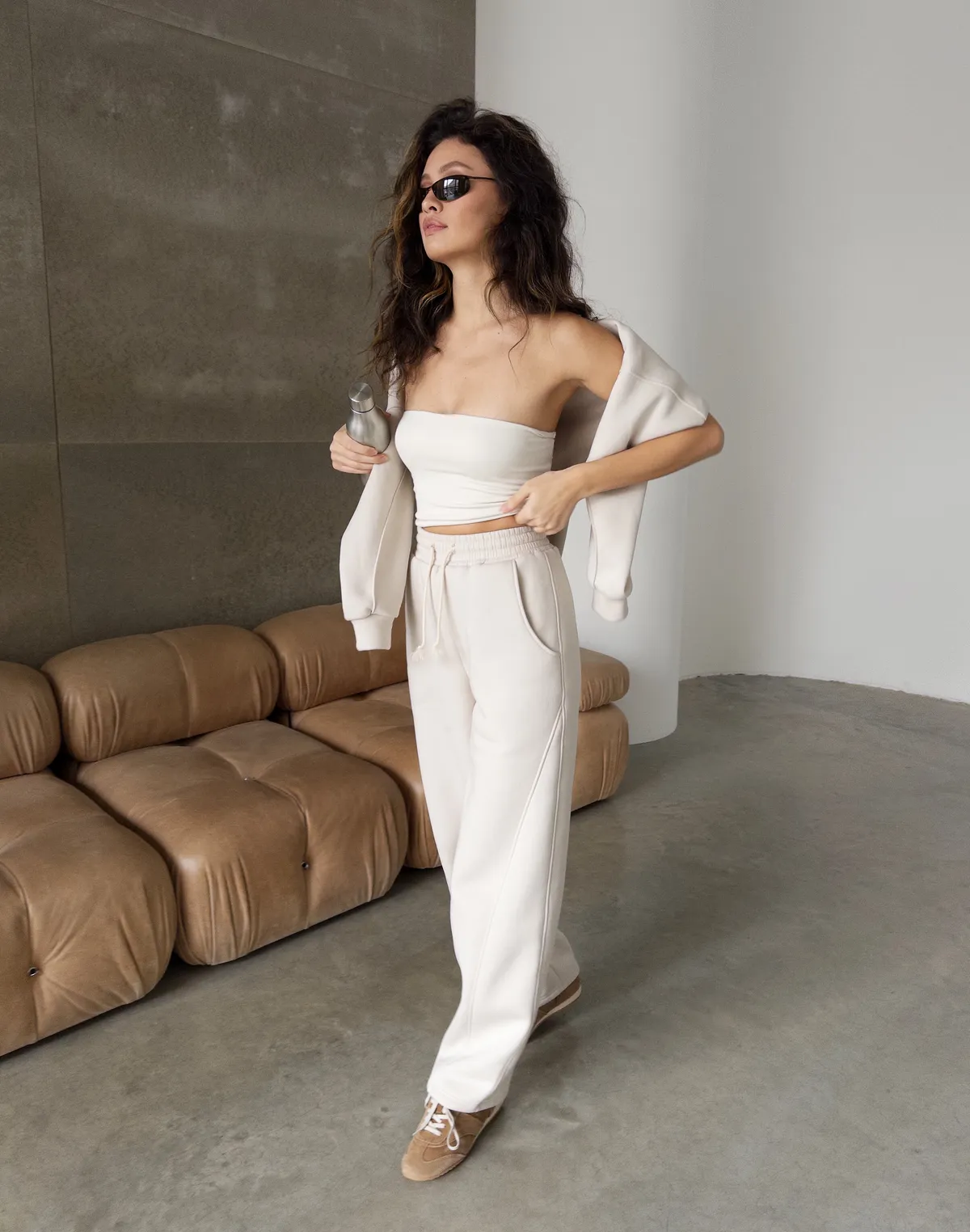 Штани з начосом вільного прямого крою, пудрові - Фото 6