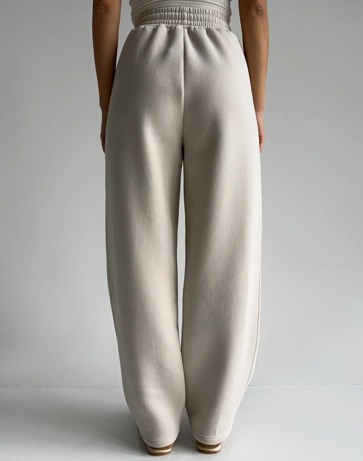 Штани з начосом вільного прямого крою, пудрові - Фото 2