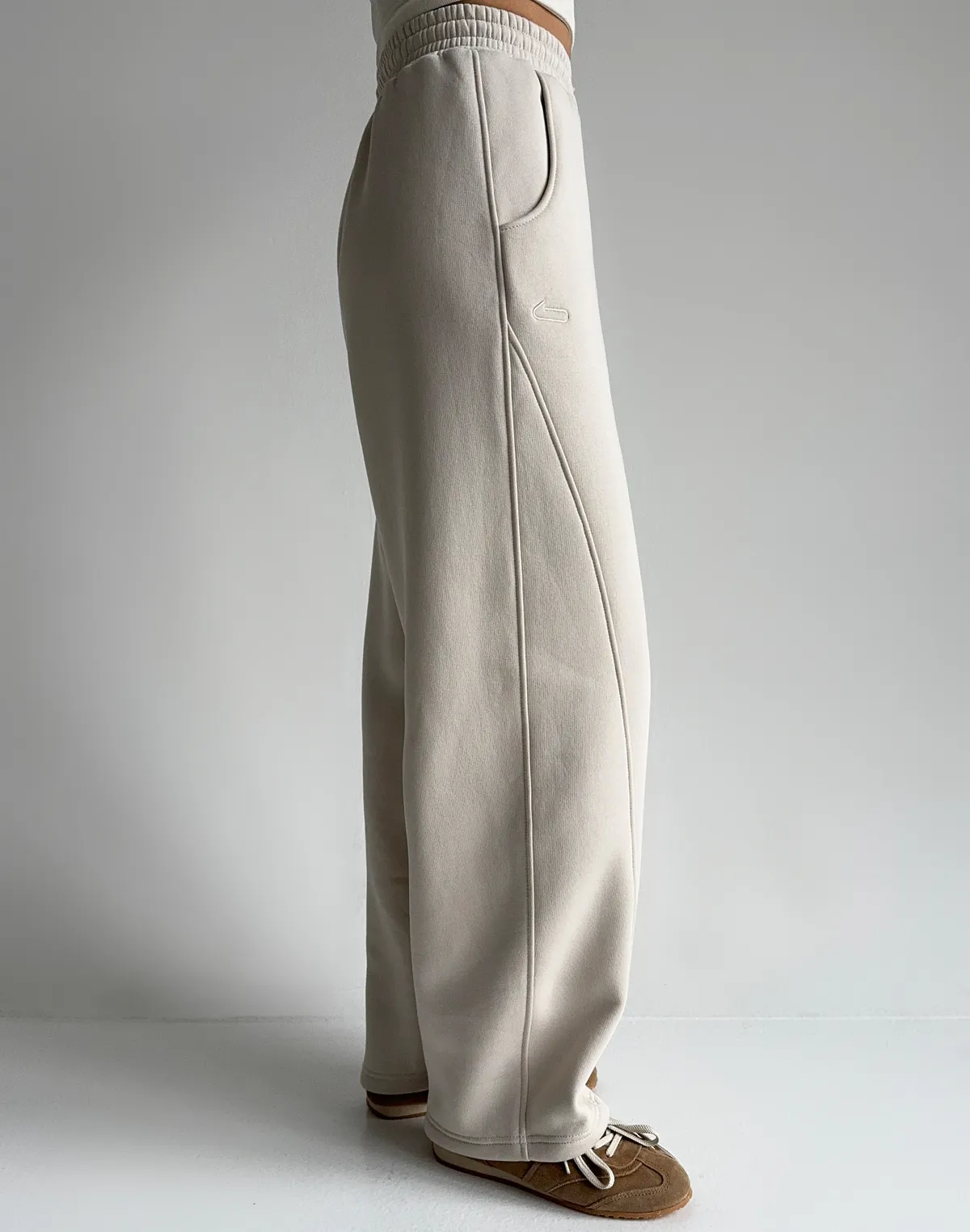 Штани з начосом вільного прямого крою, пудрові - Фото 5