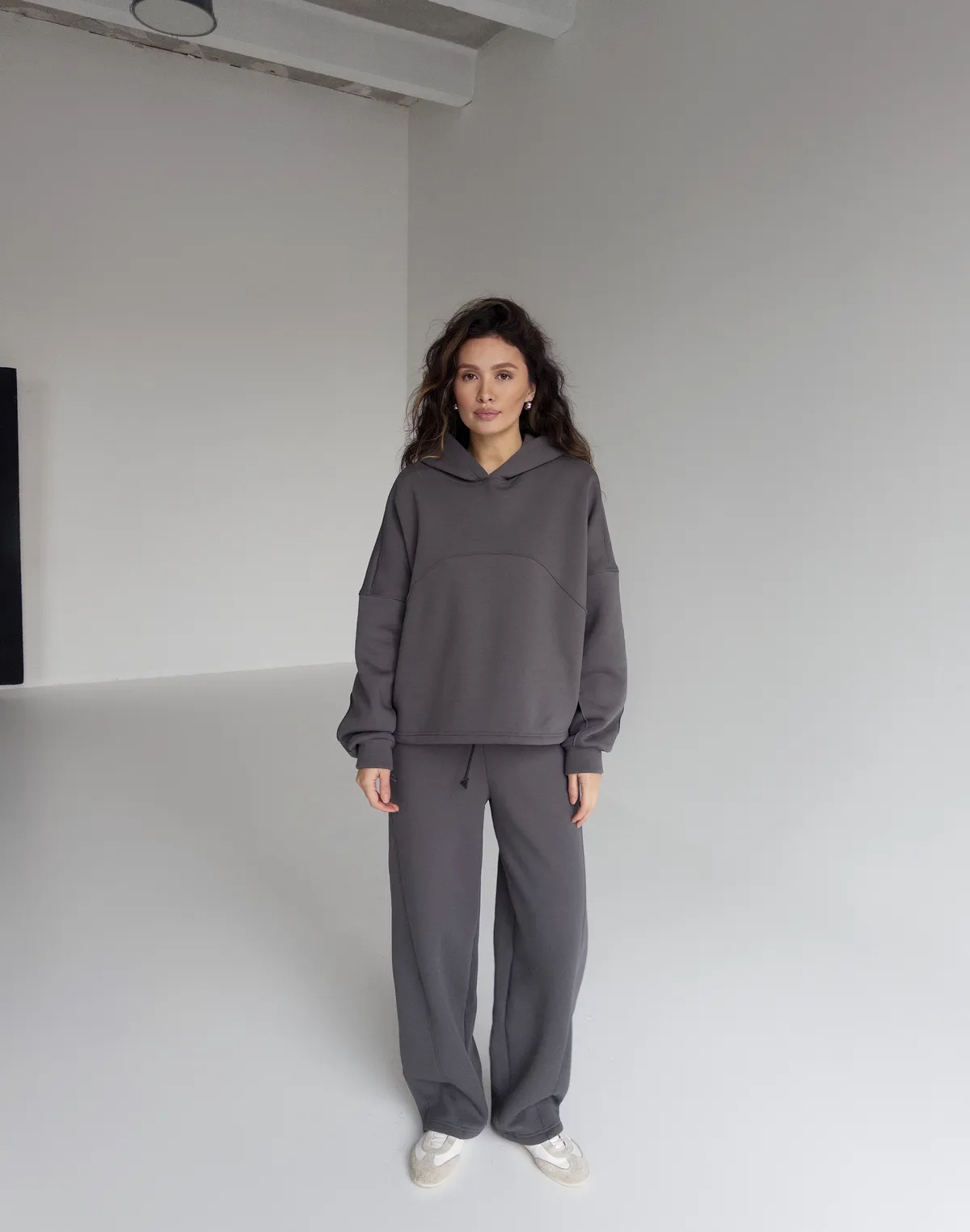 Комплект з начосом худі з декоративним швом та штани вільного прямого крою, темно-сірі - Фото 1