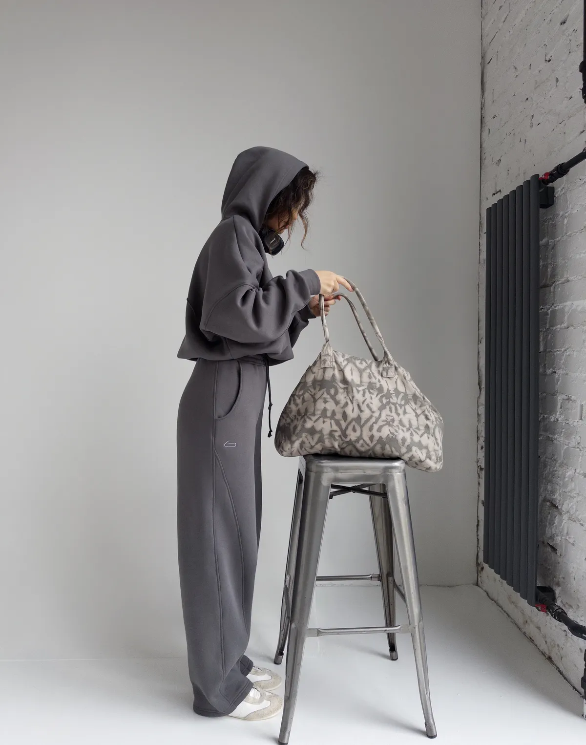 Штани з начосом вільного прямого крою, темно-сірі - Фото 7