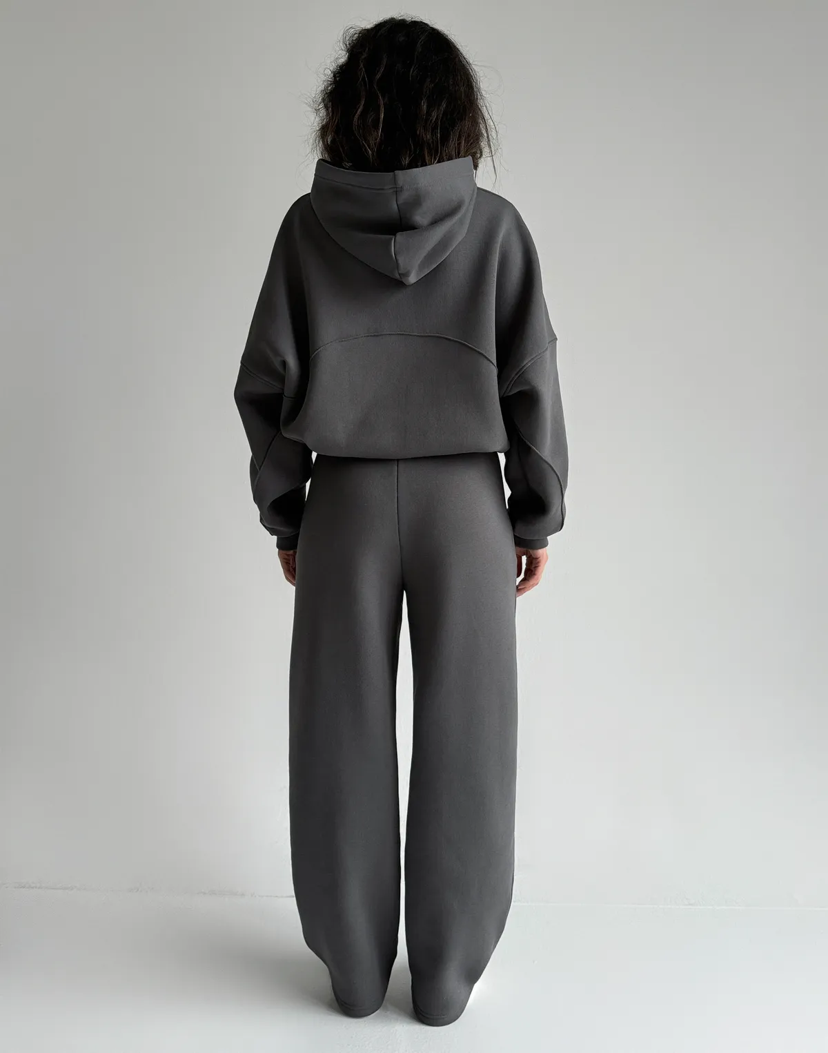 Комплект з начосом худі з декоративним швом та штани вільного прямого крою, темно-сірі - Фото 2