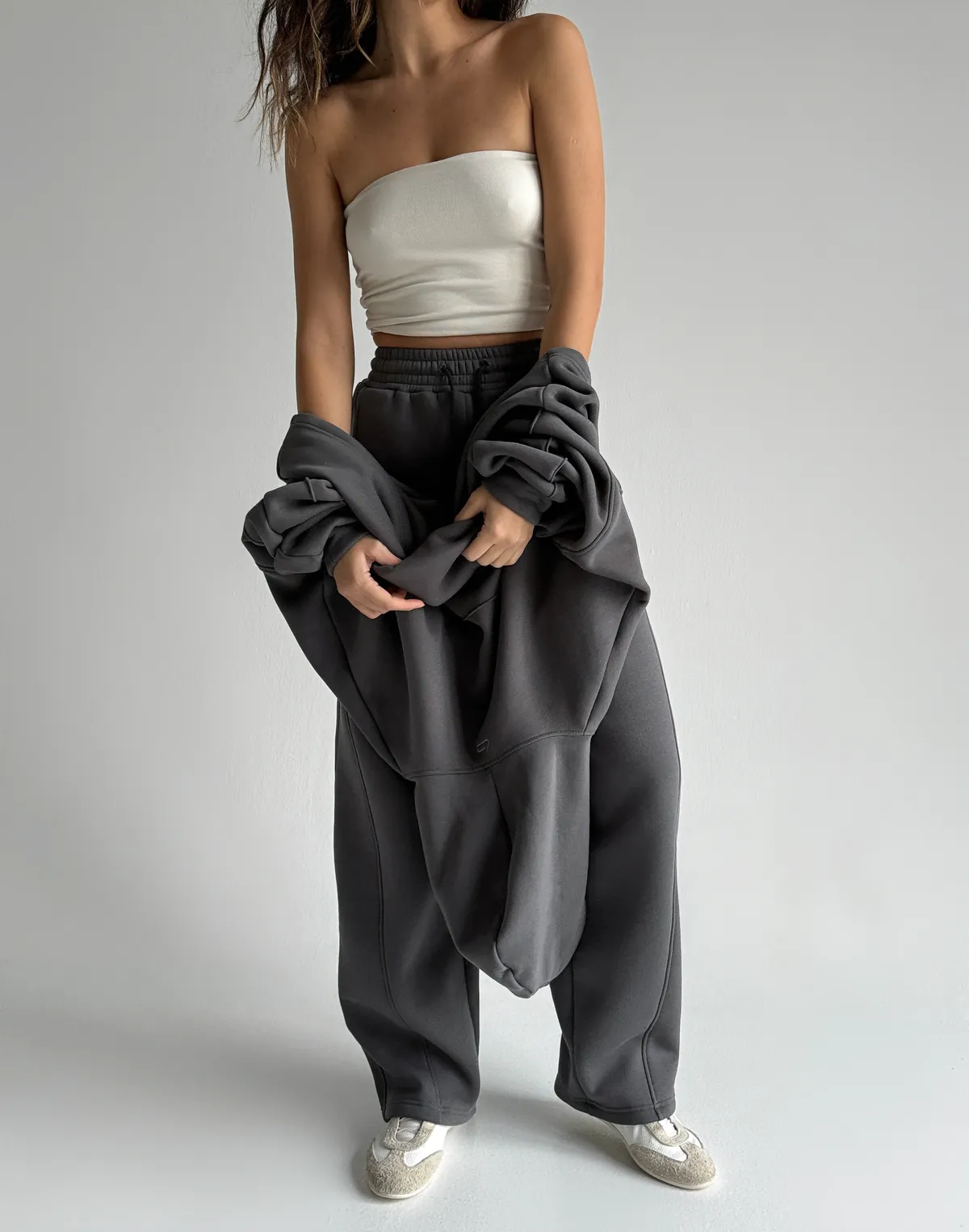 Штани з начосом вільного прямого крою, темно-сірі - Фото 3