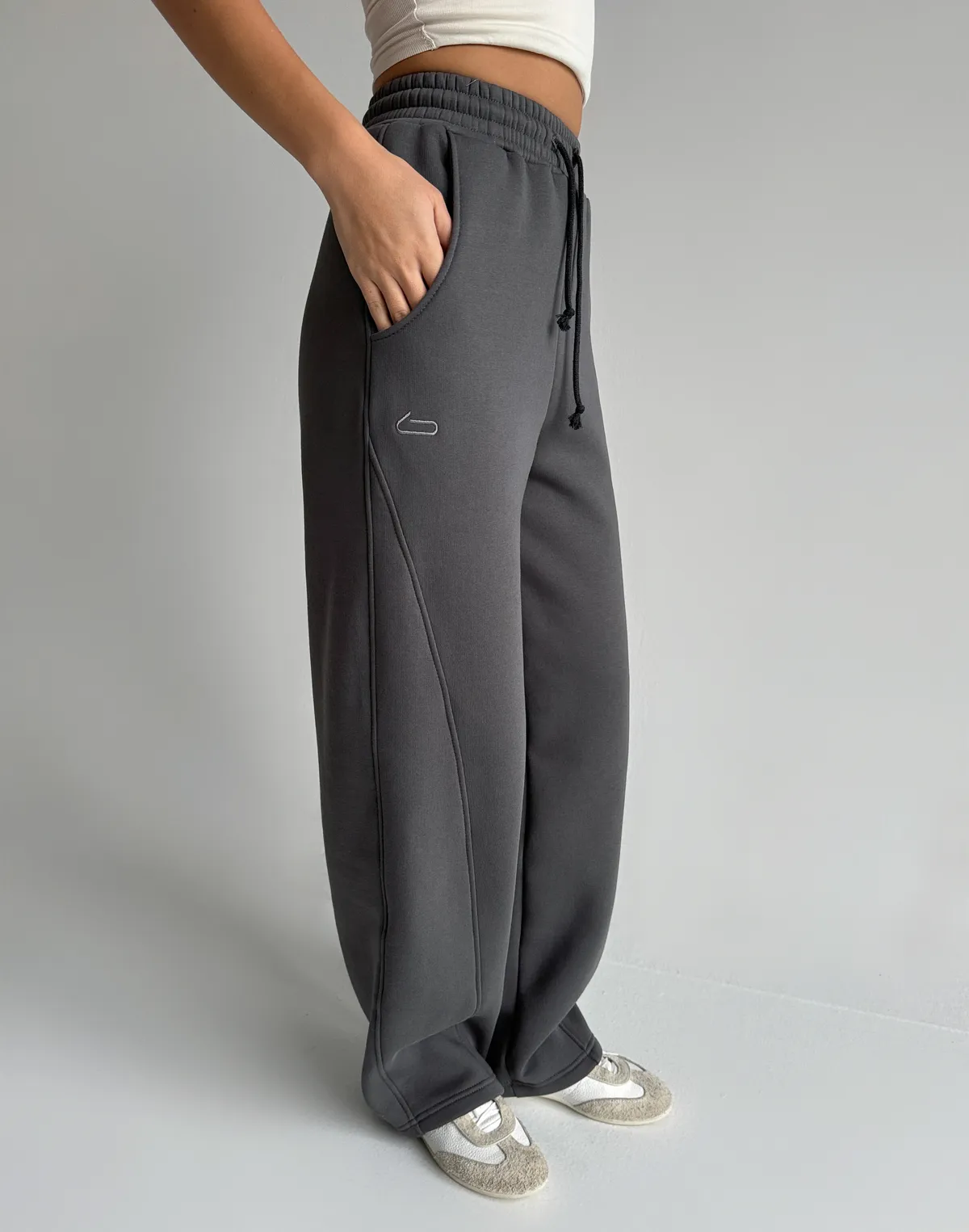 Штани з начосом вільного прямого крою, темно-сірі - Фото 6