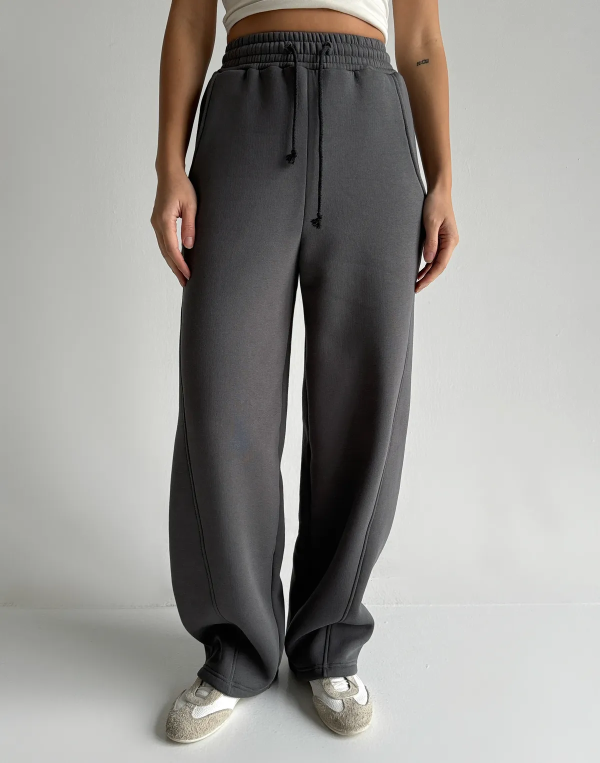 Штани з начосом вільного прямого крою, темно-сірі - Фото 1