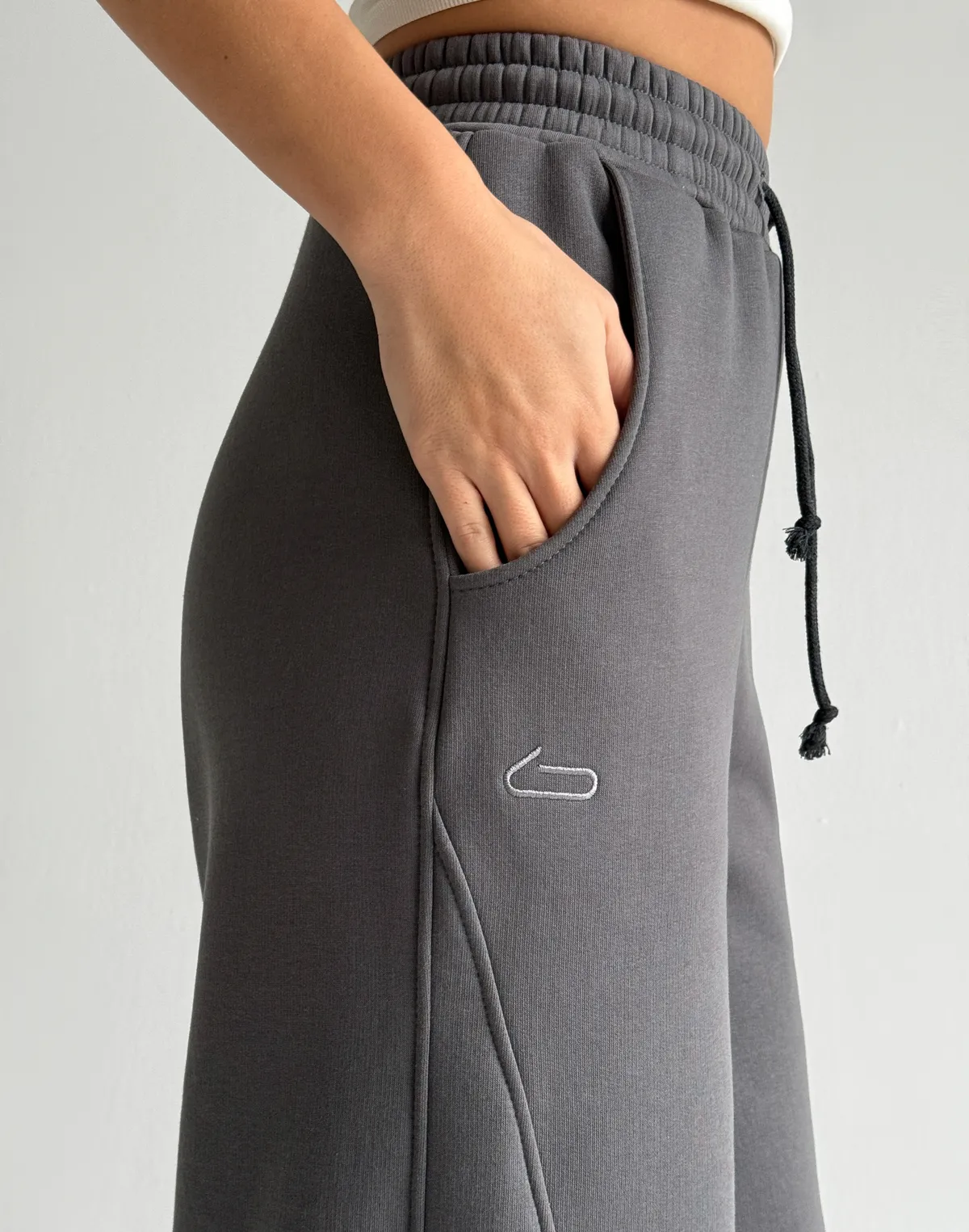 Штани з начосом вільного прямого крою, темно-сірі - Фото 5