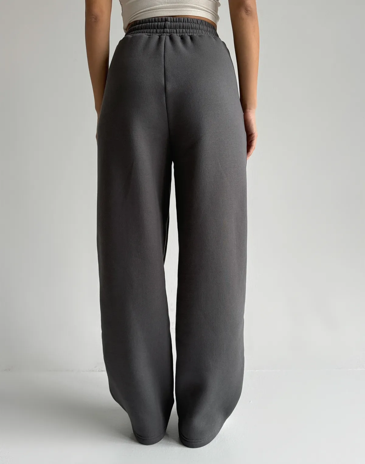 Штани з начосом вільного прямого крою, темно-сірі - Фото 2