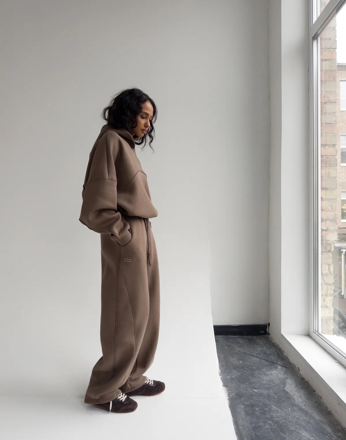 Комплект з начосом худі з декоративним швом та штани вільного прямого крою, коричневі - Фото 2