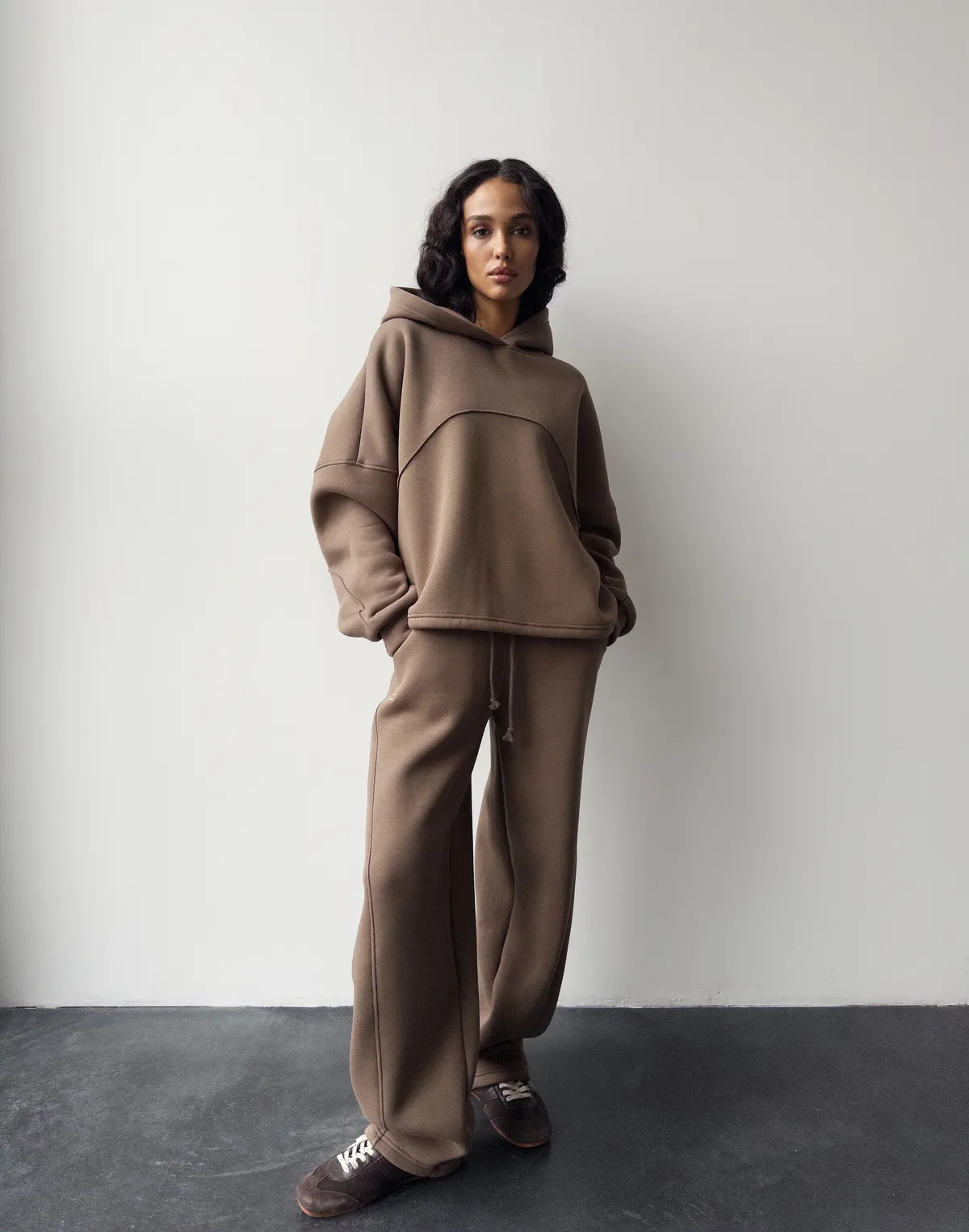 Комплект з начосом худі з декоративним швом та штани вільного прямого крою, коричневі - Фото 6