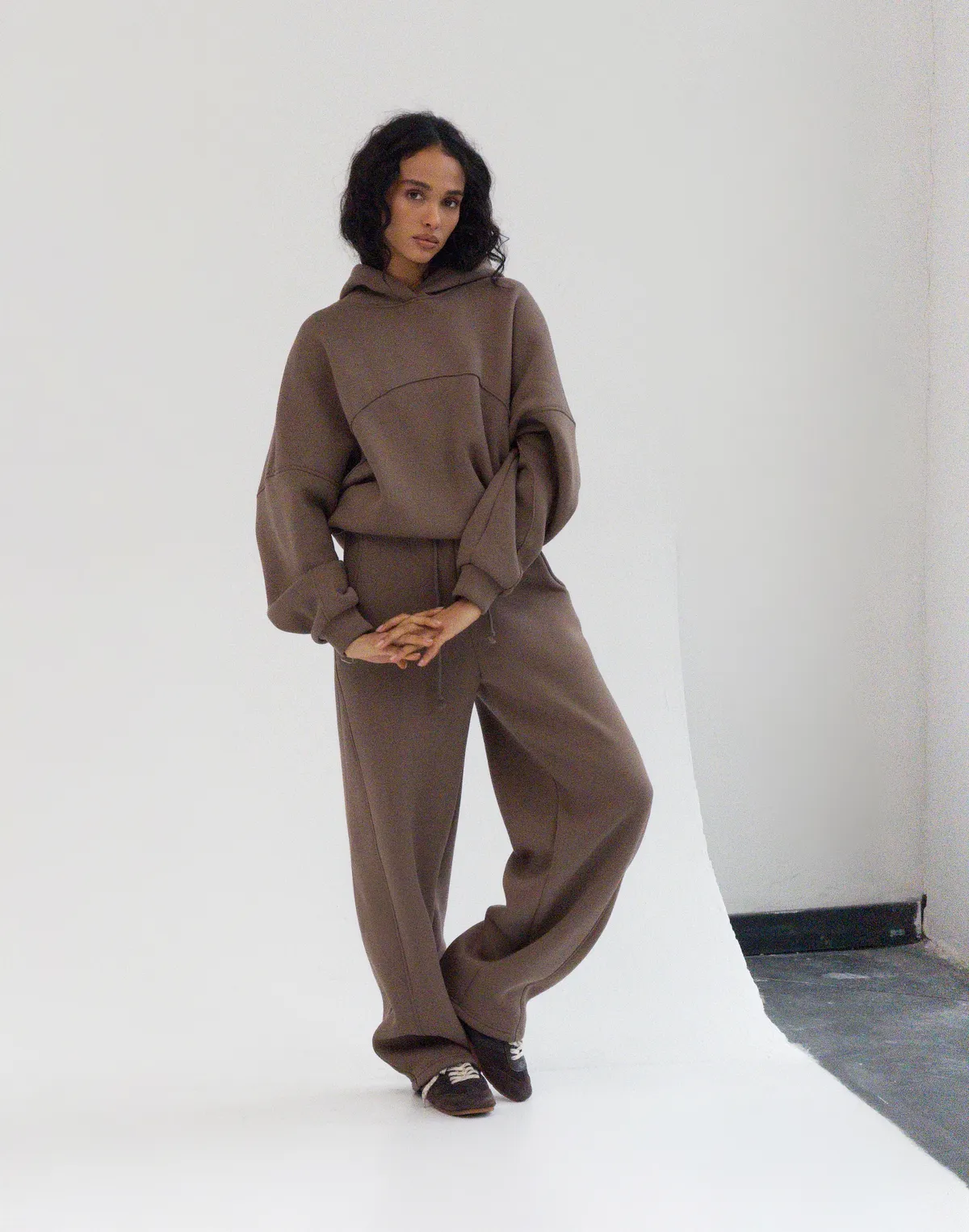 Штани з начосом вільного прямого крою, коричневі - Фото 7