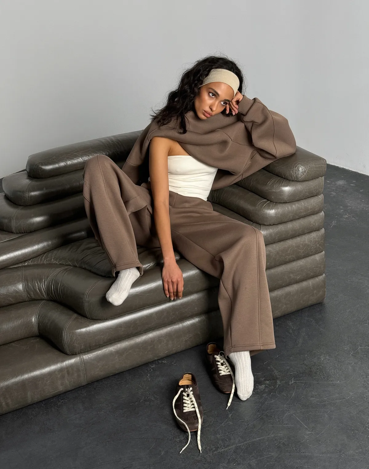 Штани з начосом вільного прямого крою, коричневі - Фото 6