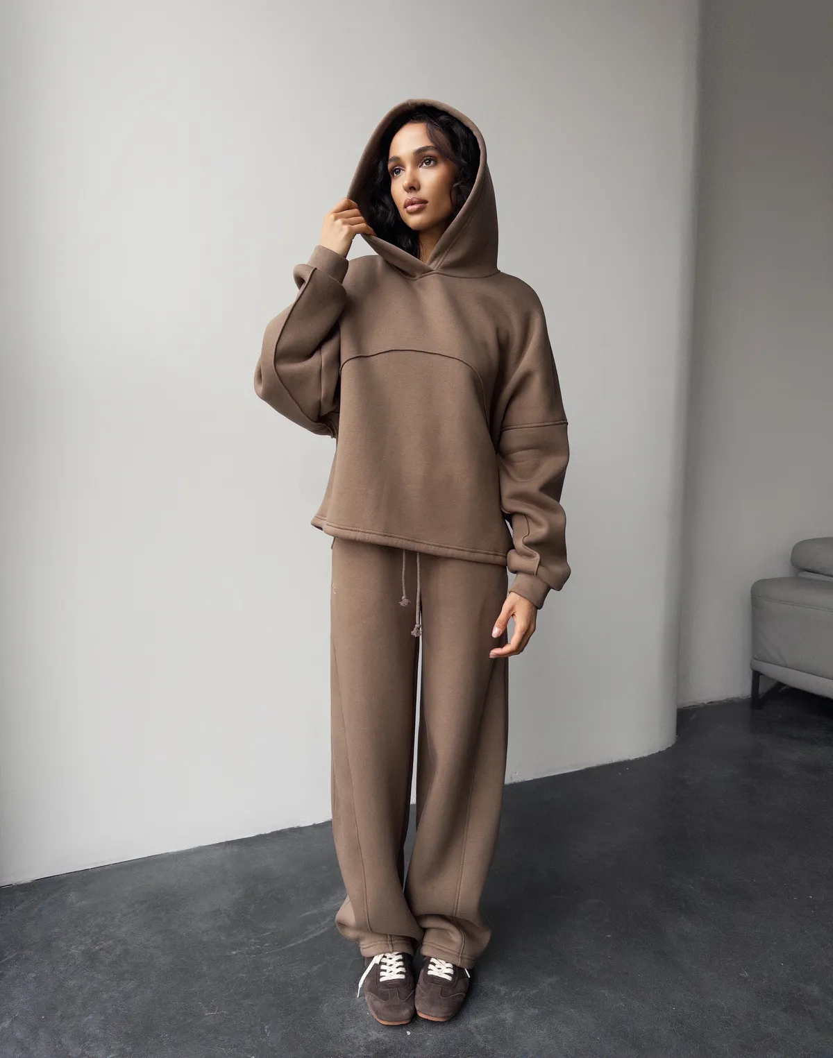 Штани з начосом вільного прямого крою, коричневі - Фото 4