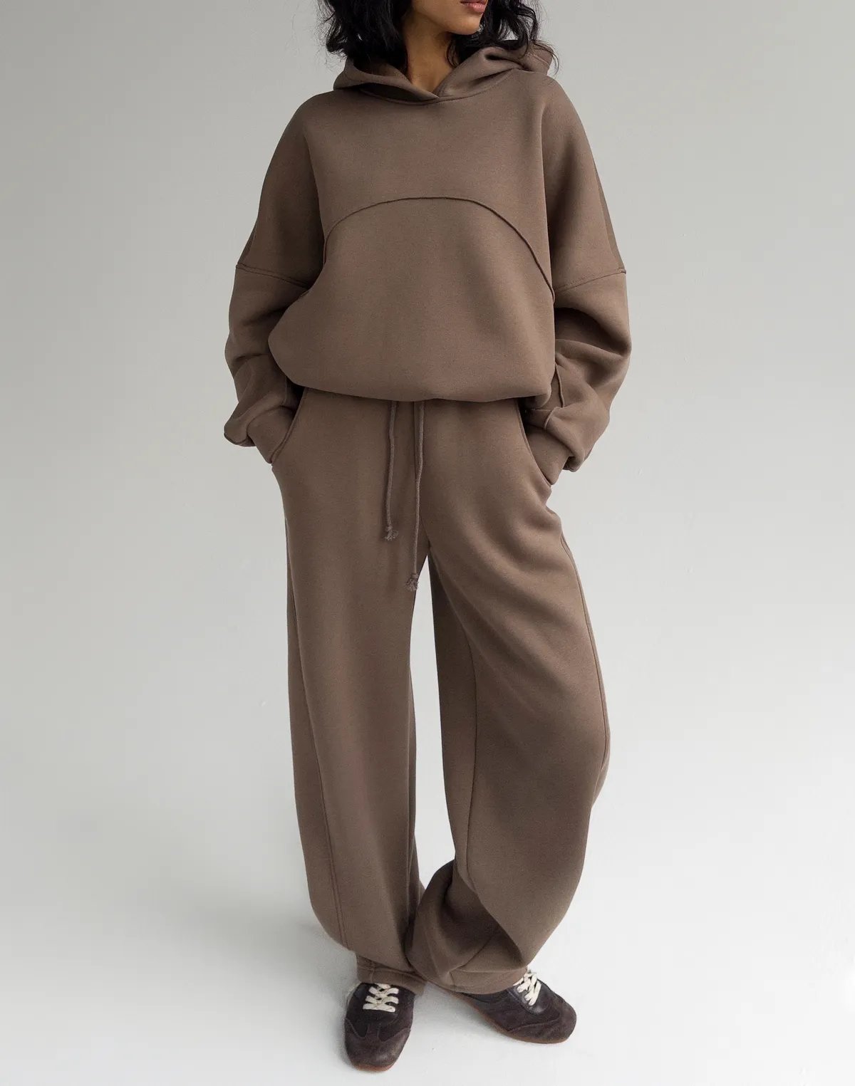 Комплект з начосом худі з декоративним швом та штани вільного прямого крою, коричневі - Фото 1