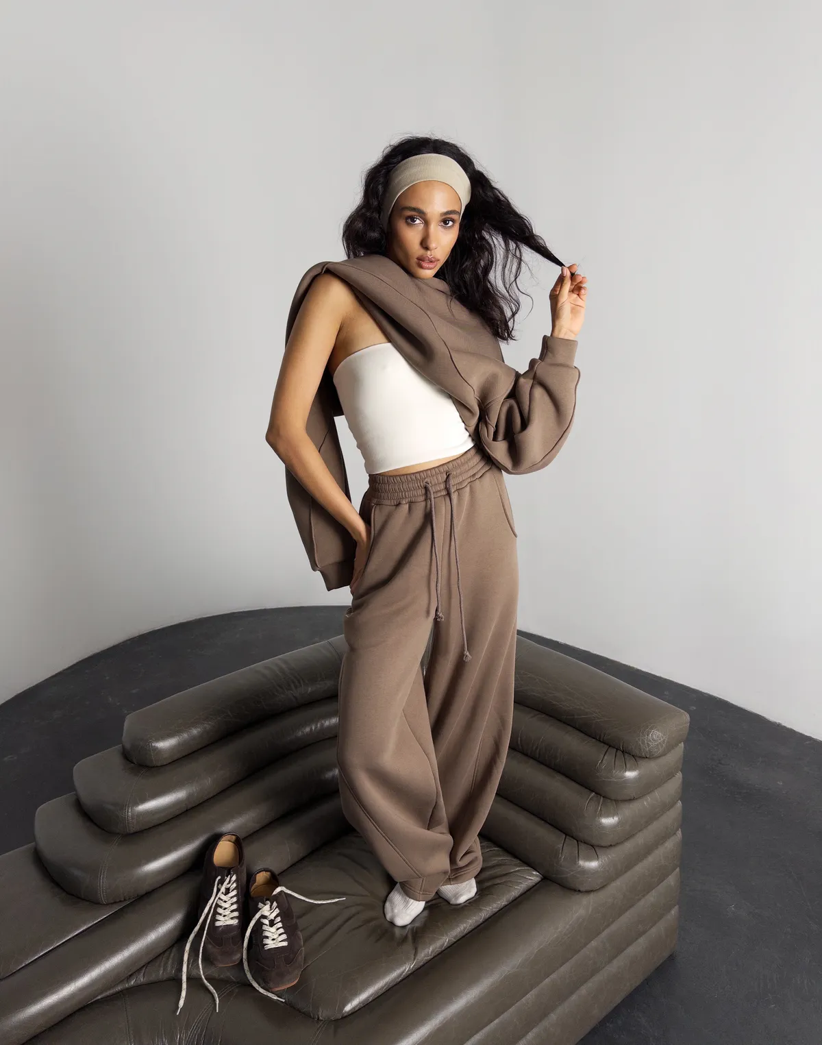 Штани з начосом вільного прямого крою, коричневі - Фото 1