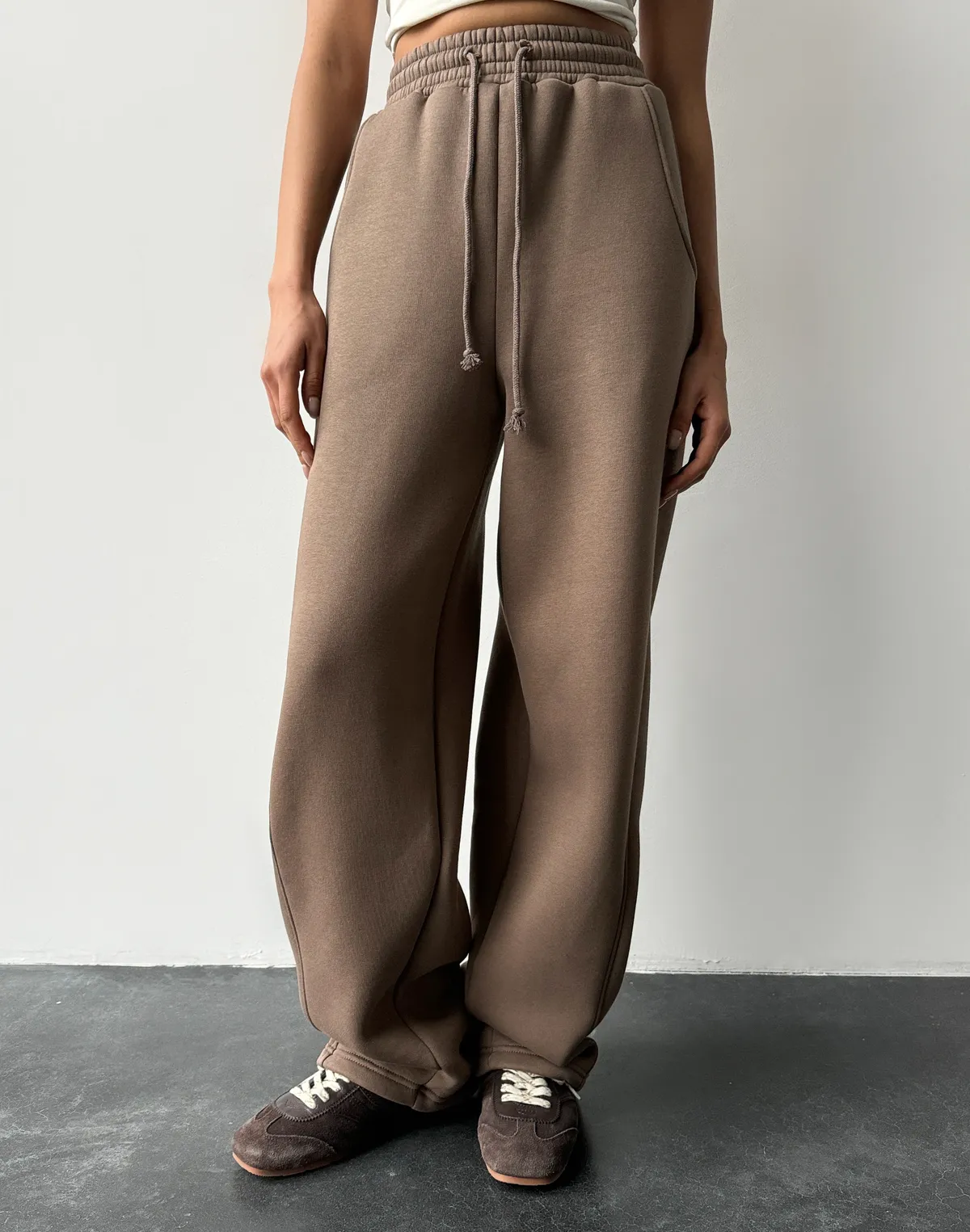 Luźne, proste spodnie polarowe, brązowe - Фото 1