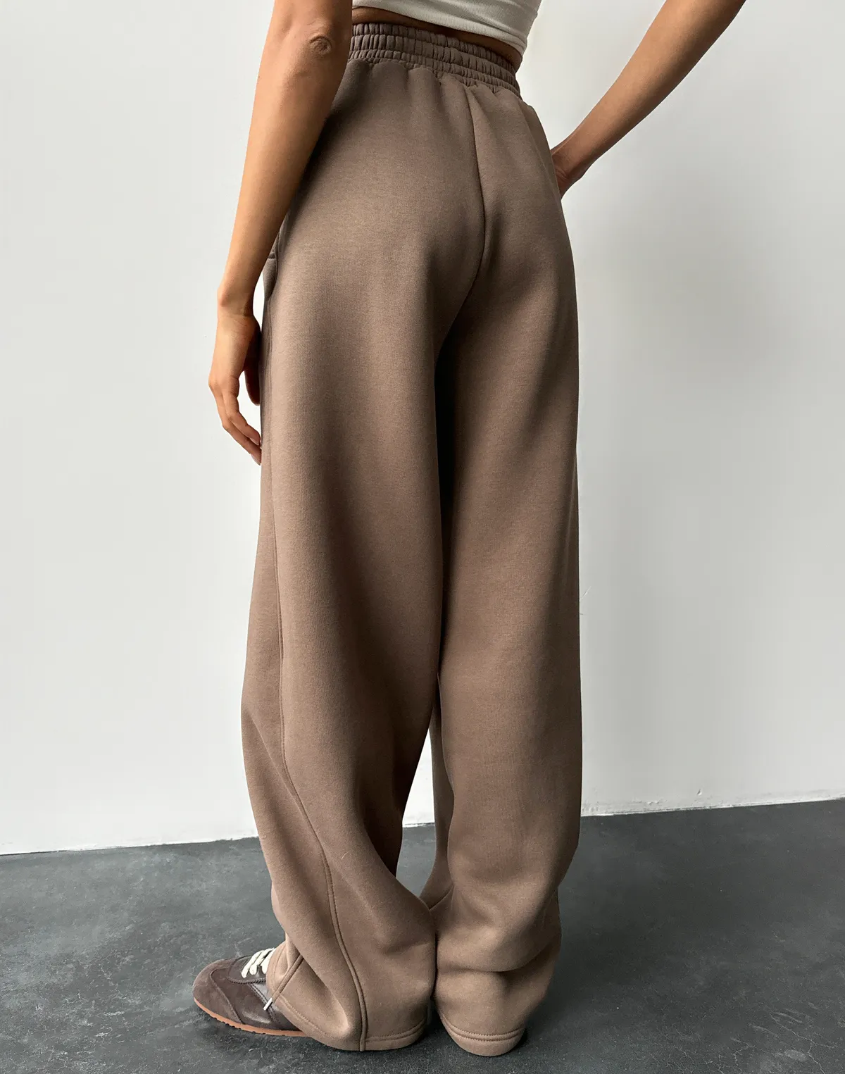 Штани з начосом вільного прямого крою, коричневі - Фото 2