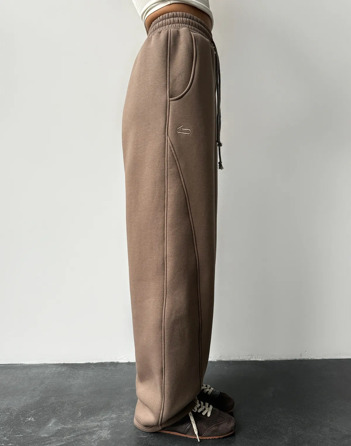 Штани з начосом вільного прямого крою, коричневі - Фото 8