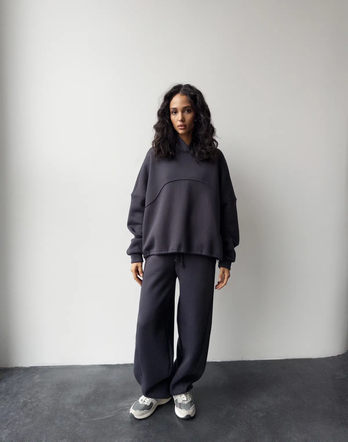 Комплект з начосом худі з декоративним швом та штани вільного прямого крою, темний графіт - Фото 1