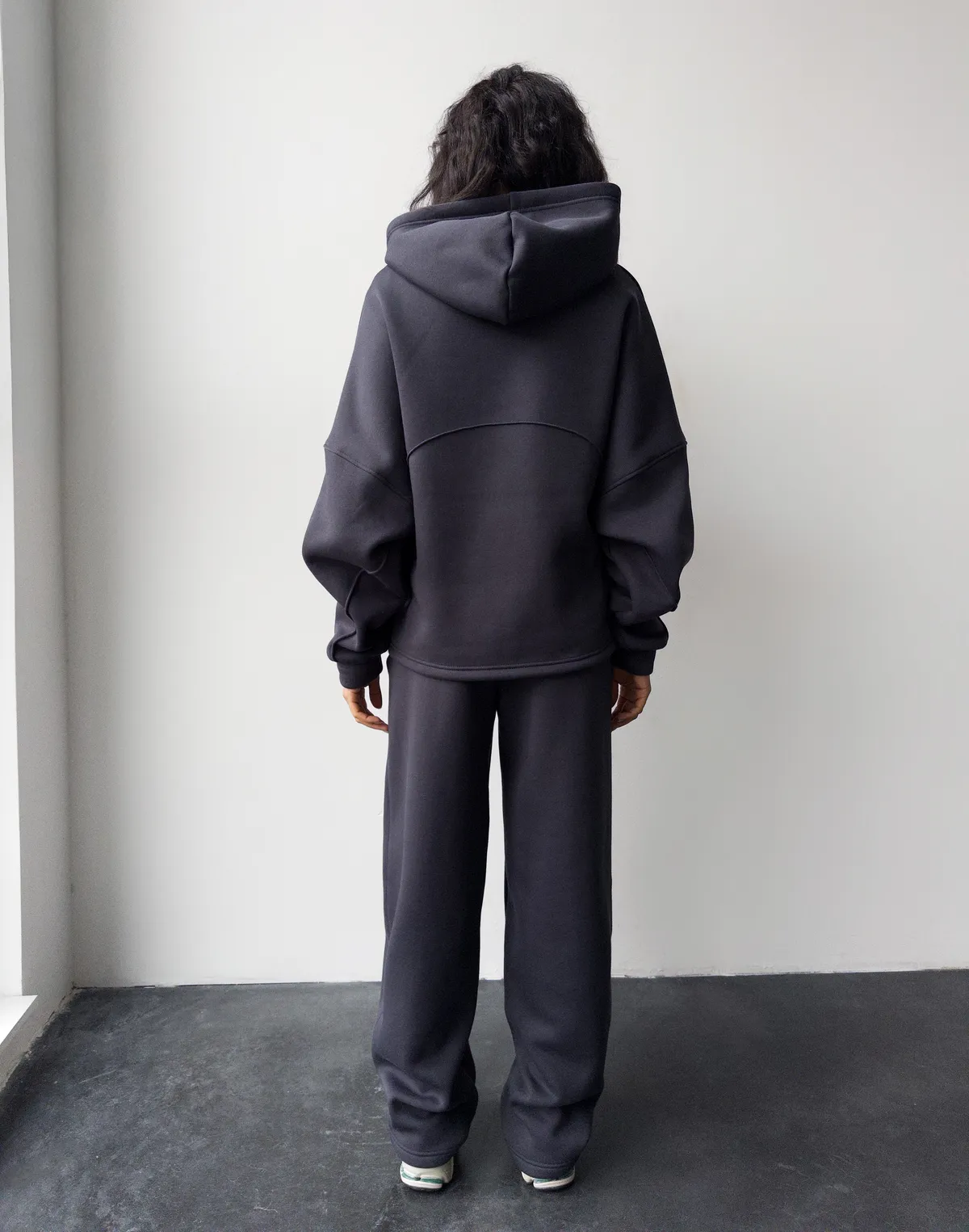 Комплект з начосом худі з декоративним швом та штани вільного прямого крою, темний графіт - Фото 2