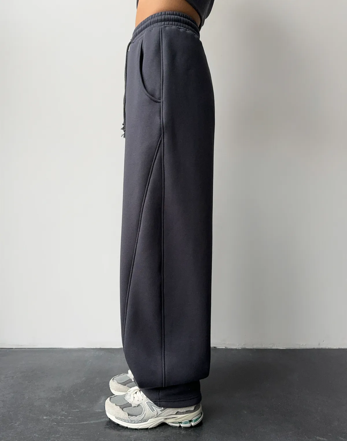 Штани з начосом вільного прямого крою, темний графіт - Фото 6