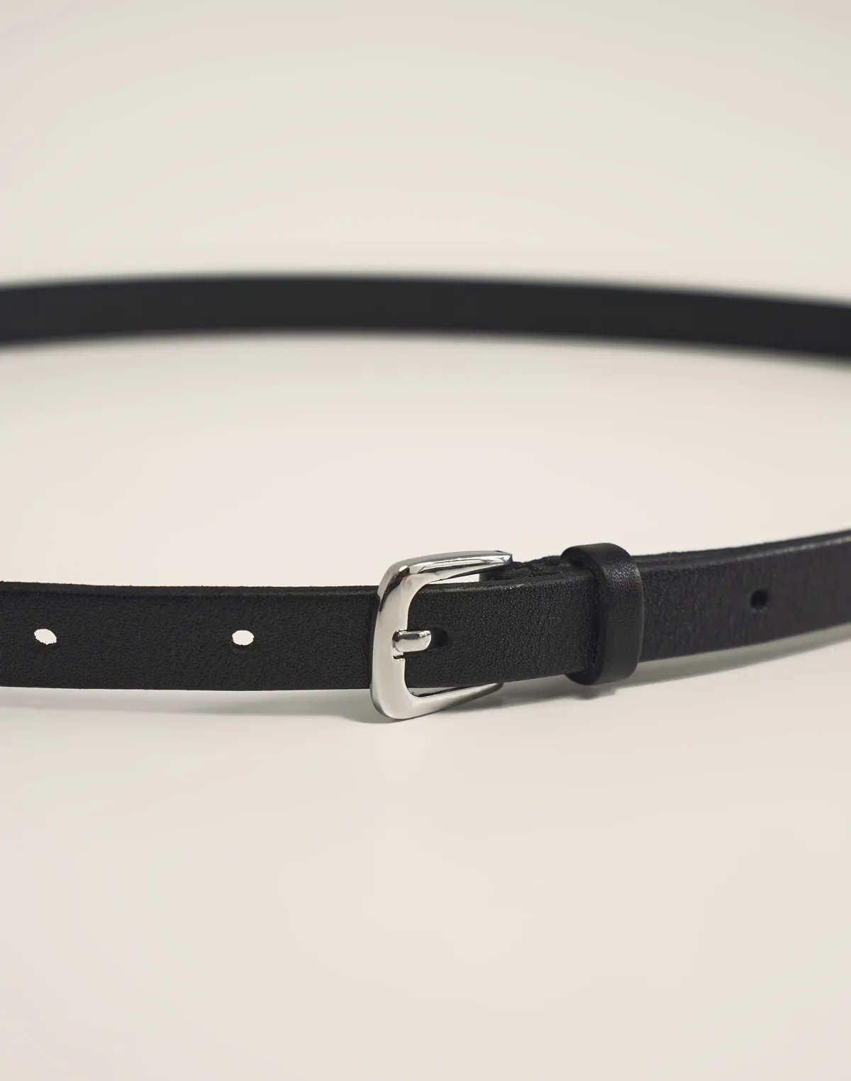 Тонкий ремінь з натуральної гладкої шкіри, чорний - Фото 1