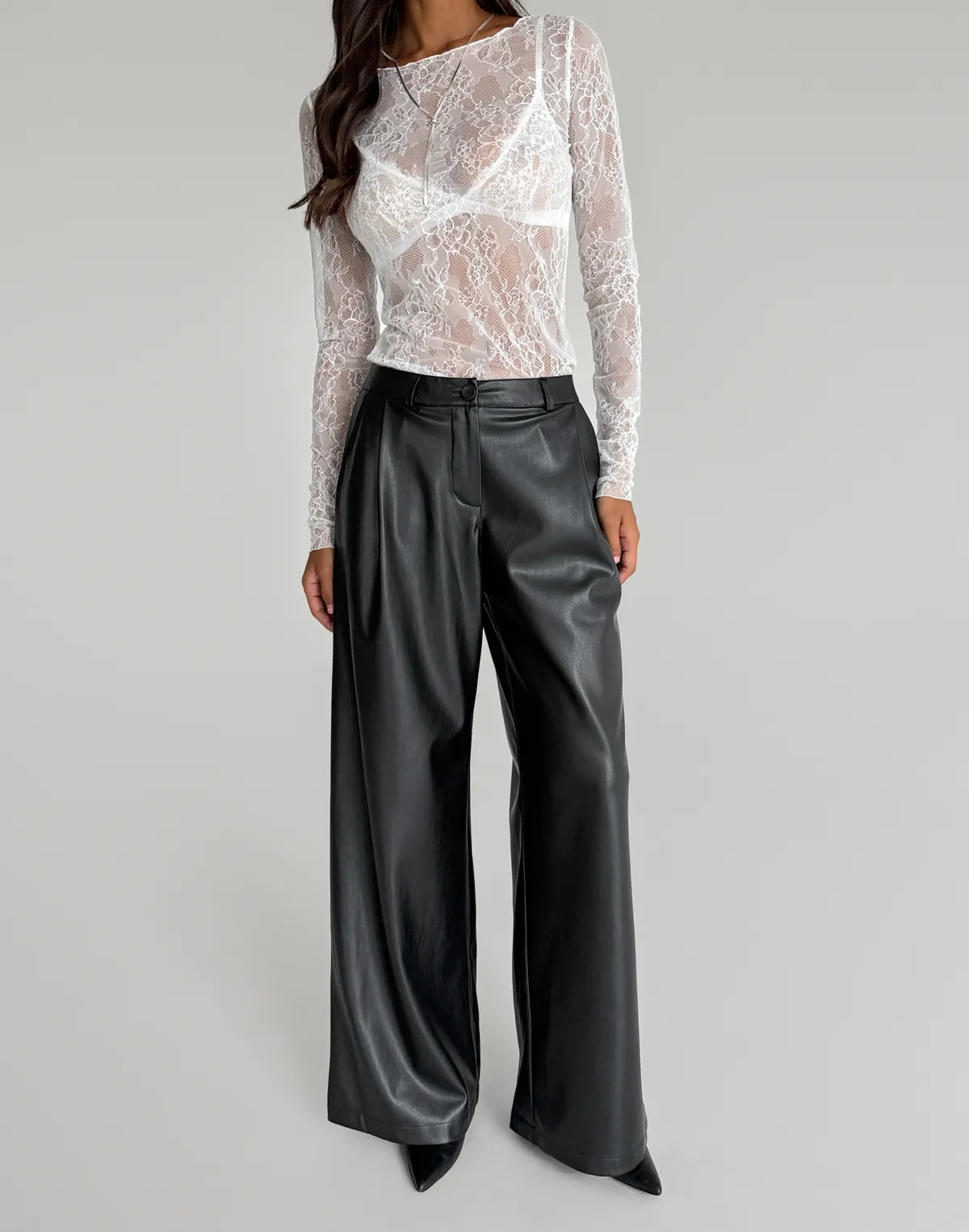 Spodnie z ekoskóry o luźnym kroju i średnim stanie, czarne - Фото 8