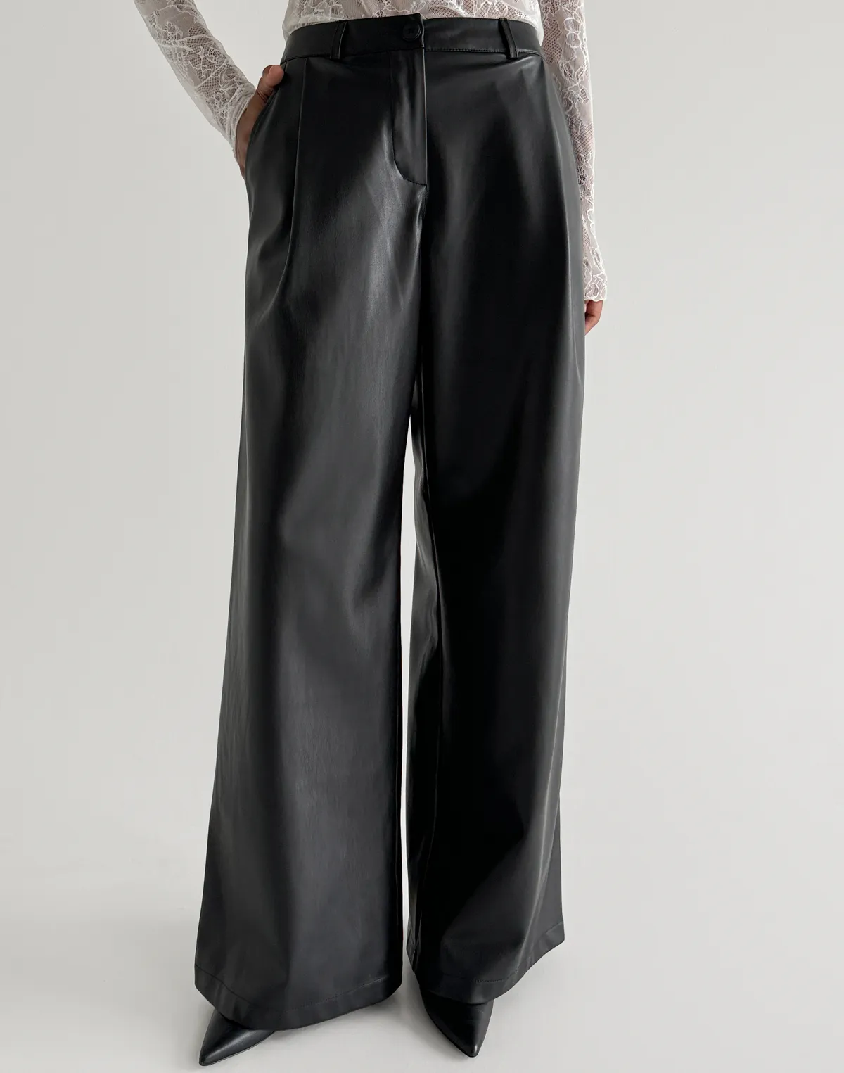 Spodnie z ekoskóry o luźnym kroju i średnim stanie, czarne - Фото 1