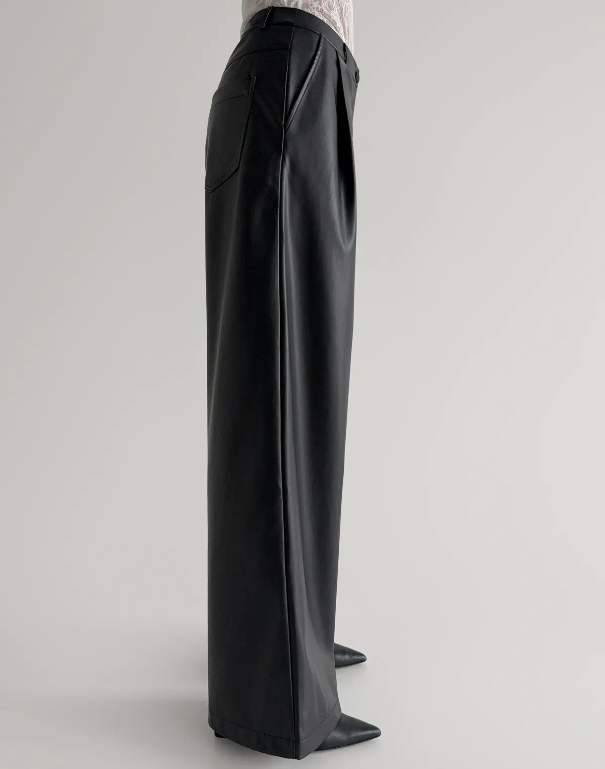 Spodnie z ekoskóry o luźnym kroju i średnim stanie, czarne - Фото 7