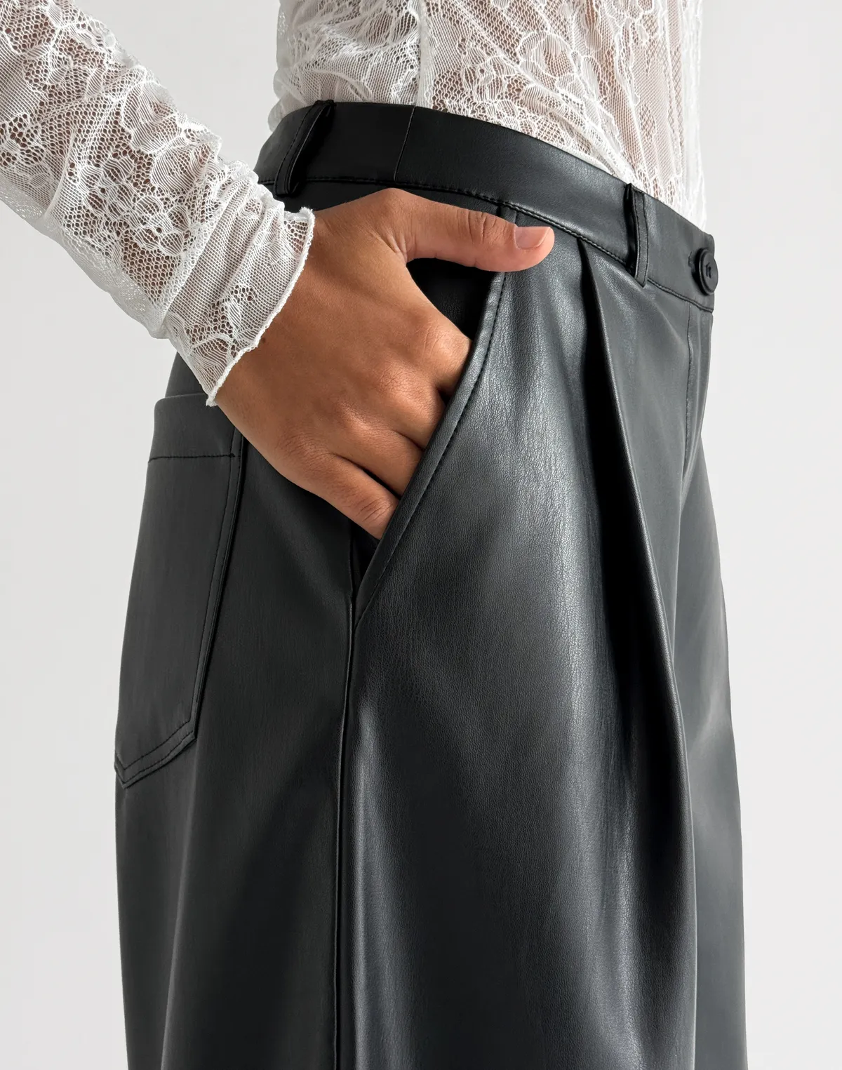 Spodnie z ekoskóry o luźnym kroju i średnim stanie, czarne - Фото 6