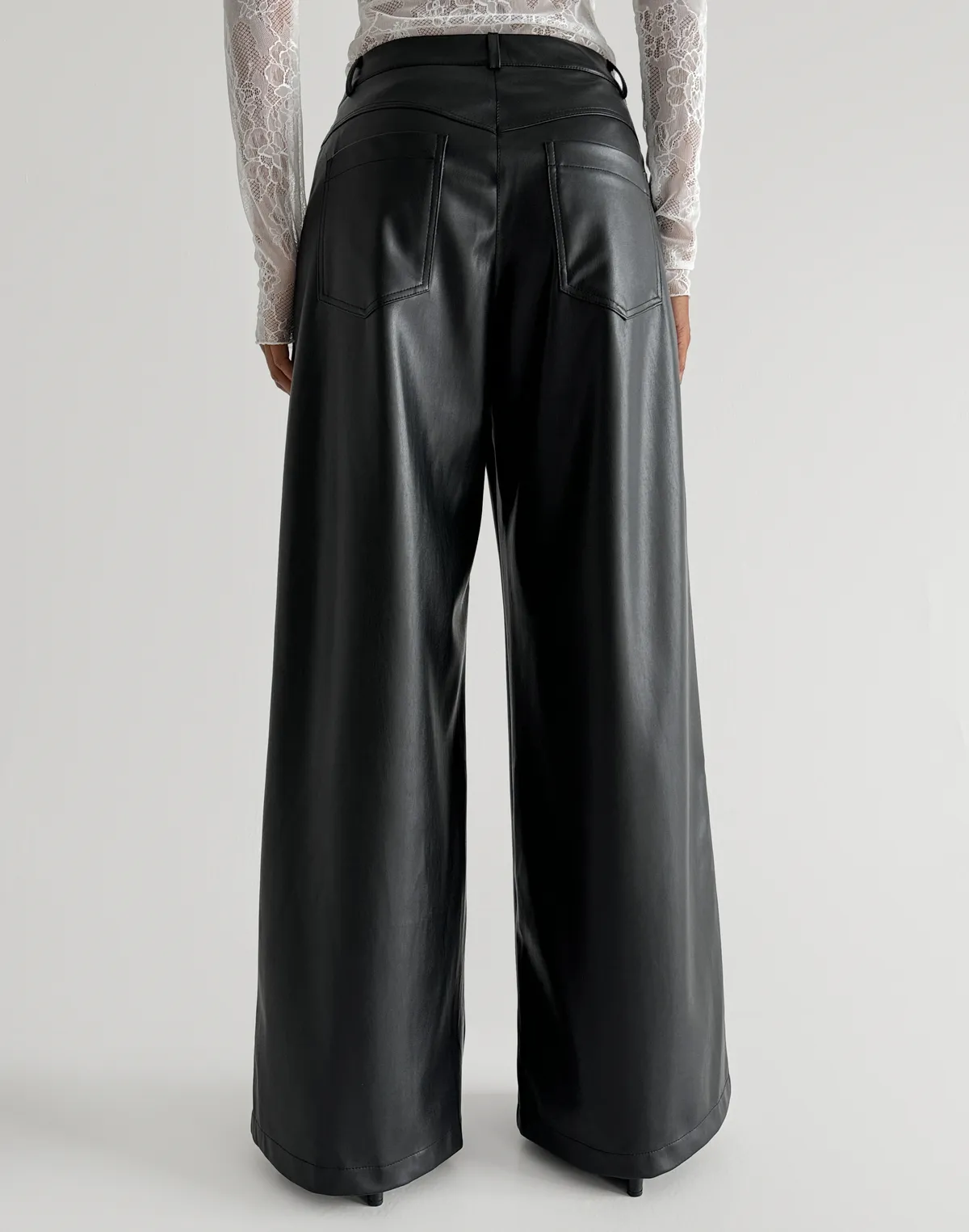 Spodnie z ekoskóry o luźnym kroju i średnim stanie, czarne - Фото 2