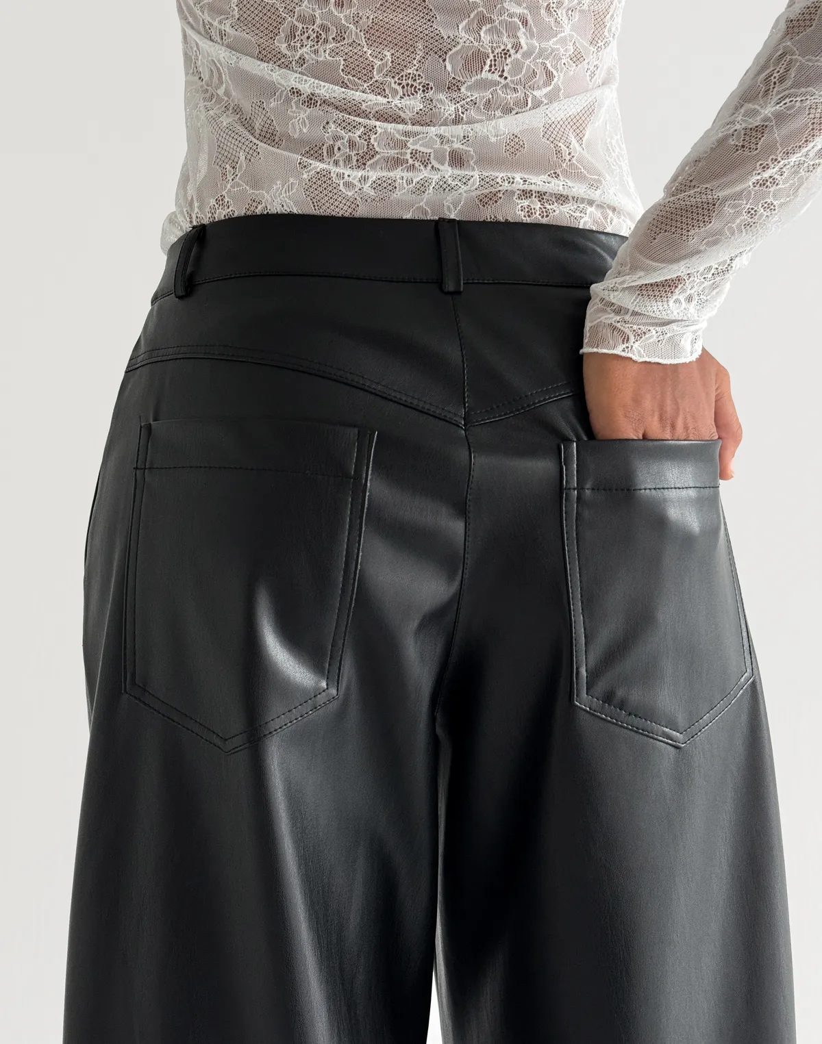 Spodnie z ekoskóry o luźnym kroju i średnim stanie, czarne - Фото 5